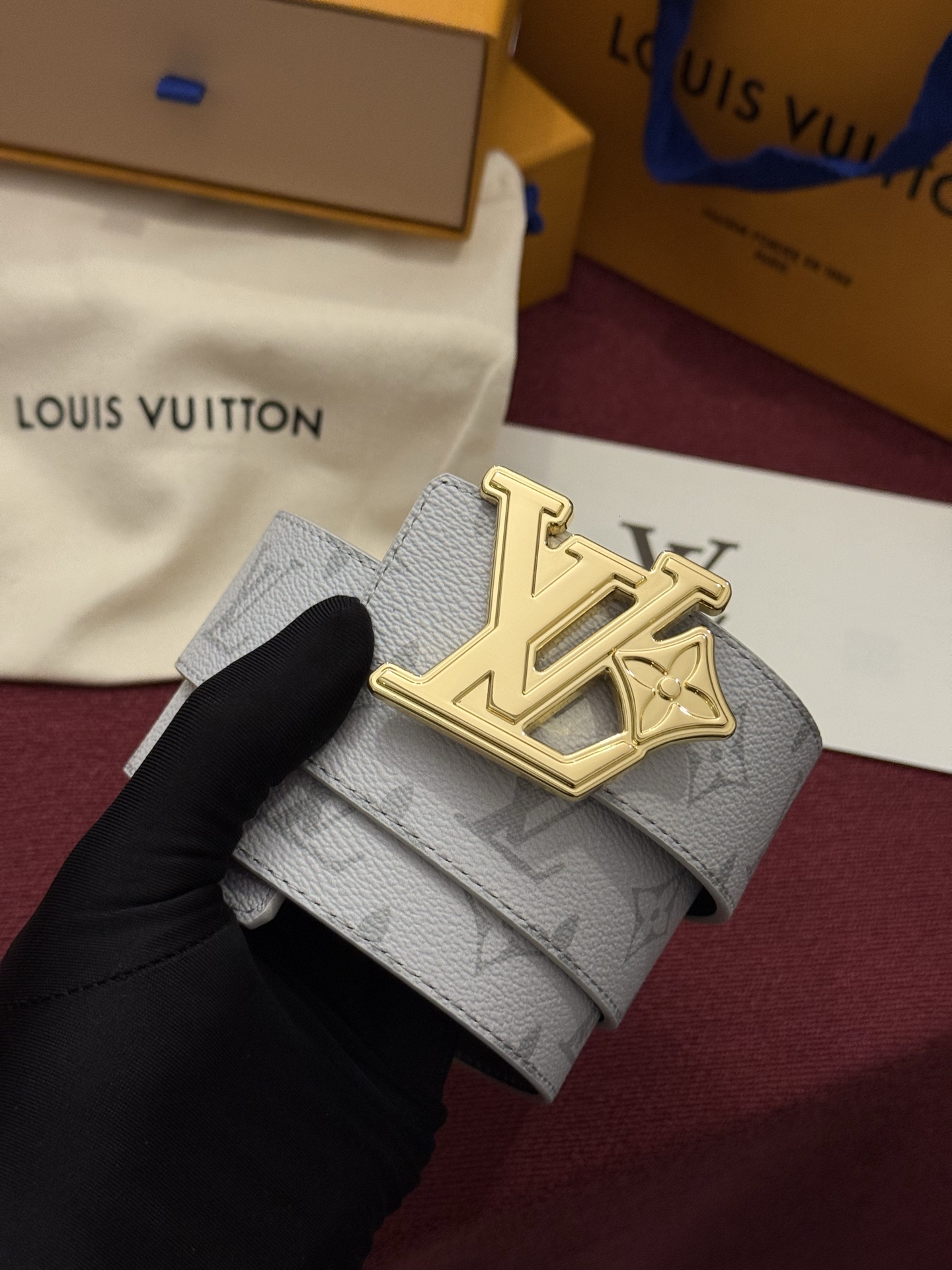LV Initiales Monogram Reflective 40mm 可翻转腰带展现出一种动态细节，将经典风格提升