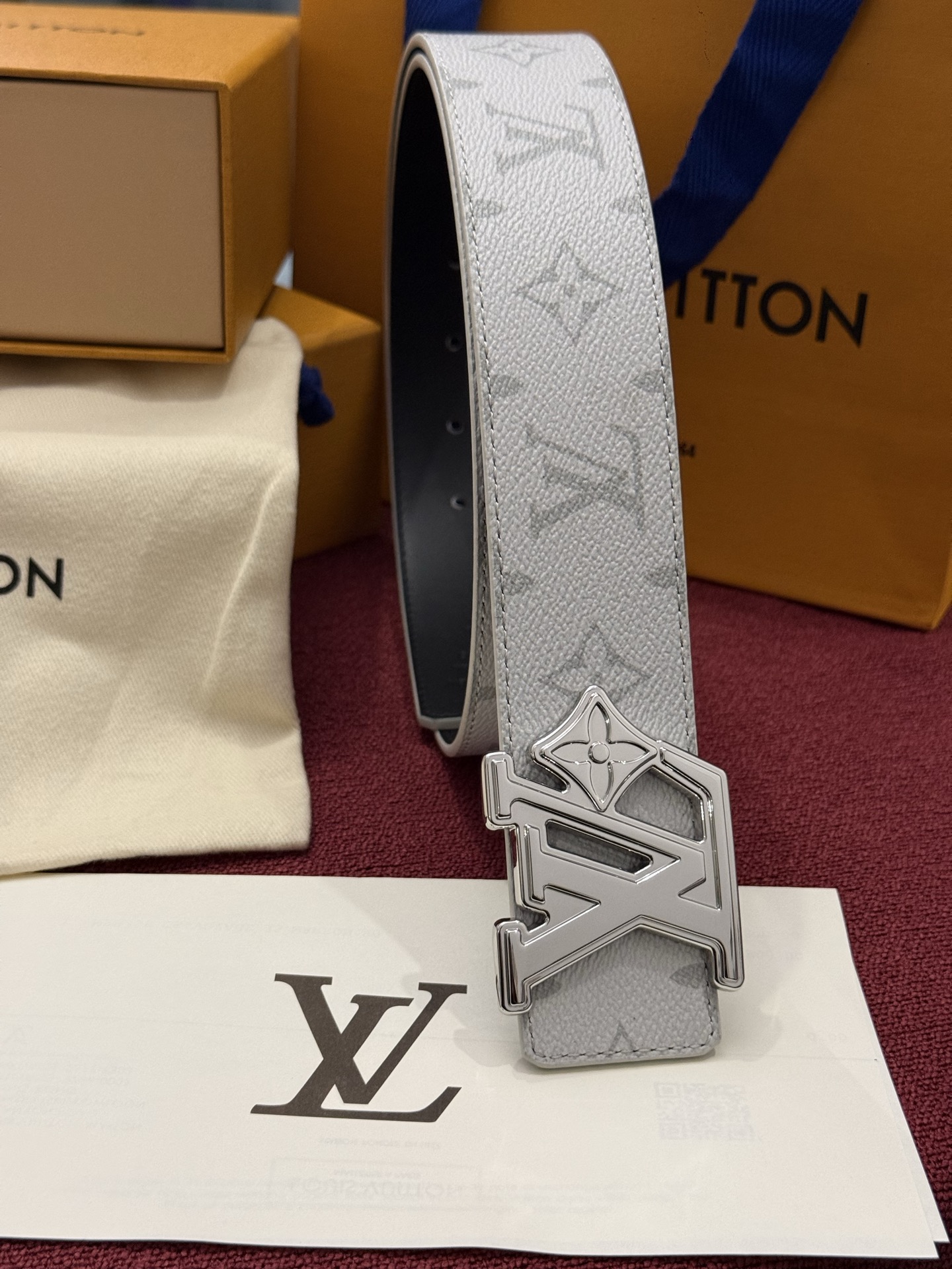 LV Initiales Monogram Reflective 40mm 可翻转腰带展现出一种动态细节，将经典风格提升