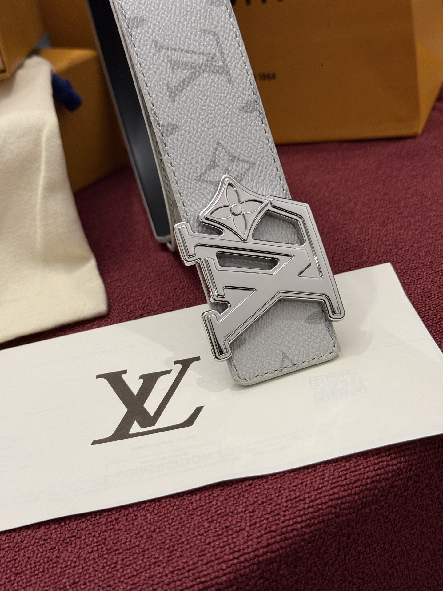 LV Initiales Monogram Reflective 40mm 可翻转腰带展现出一种动态细节，将经典风格提升