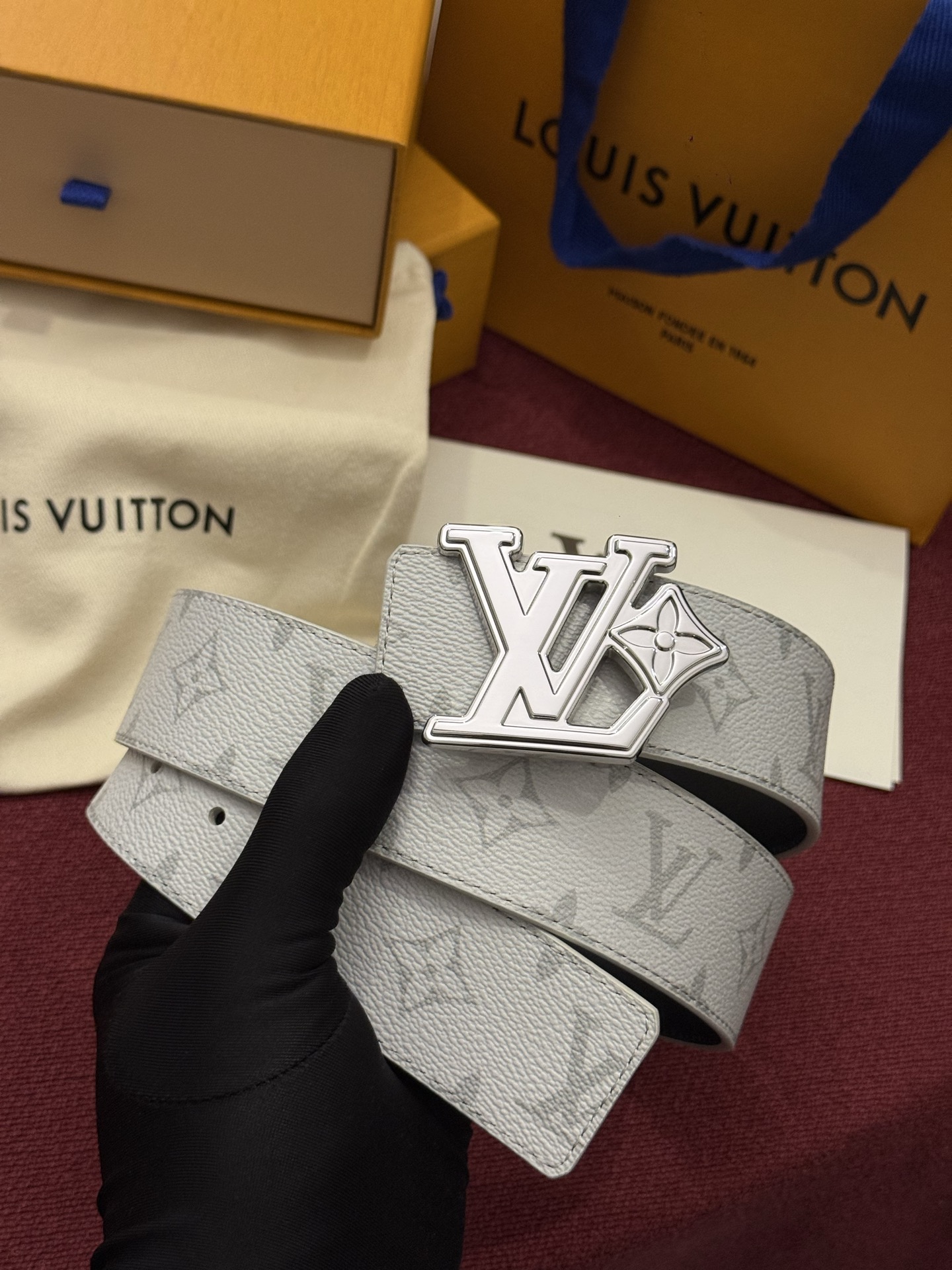 LV Initiales Monogram Reflective 40mm 可翻转腰带展现出一种动态细节，将经典风格提升
