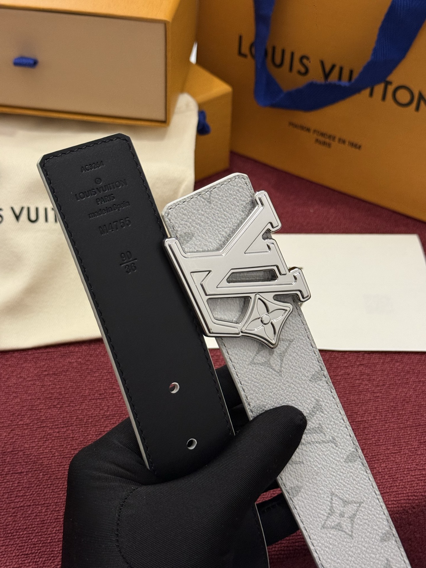 LV Initiales Monogram Reflective 40mm 可翻转腰带展现出一种动态细节，将经典风格提升