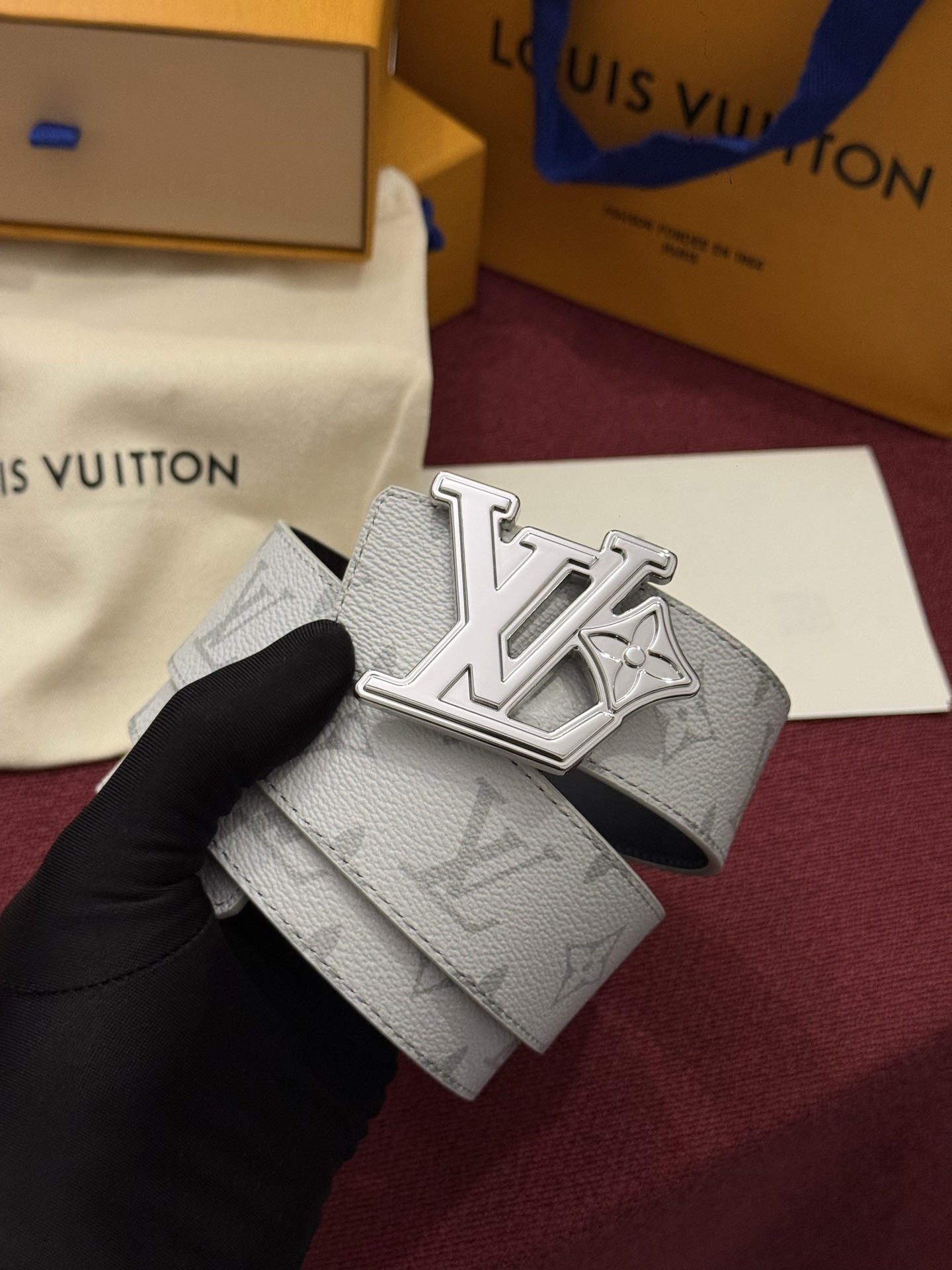 LV Initiales Monogram Reflective 40mm 可翻转腰带展现出一种动态细节，将经典风格提升
