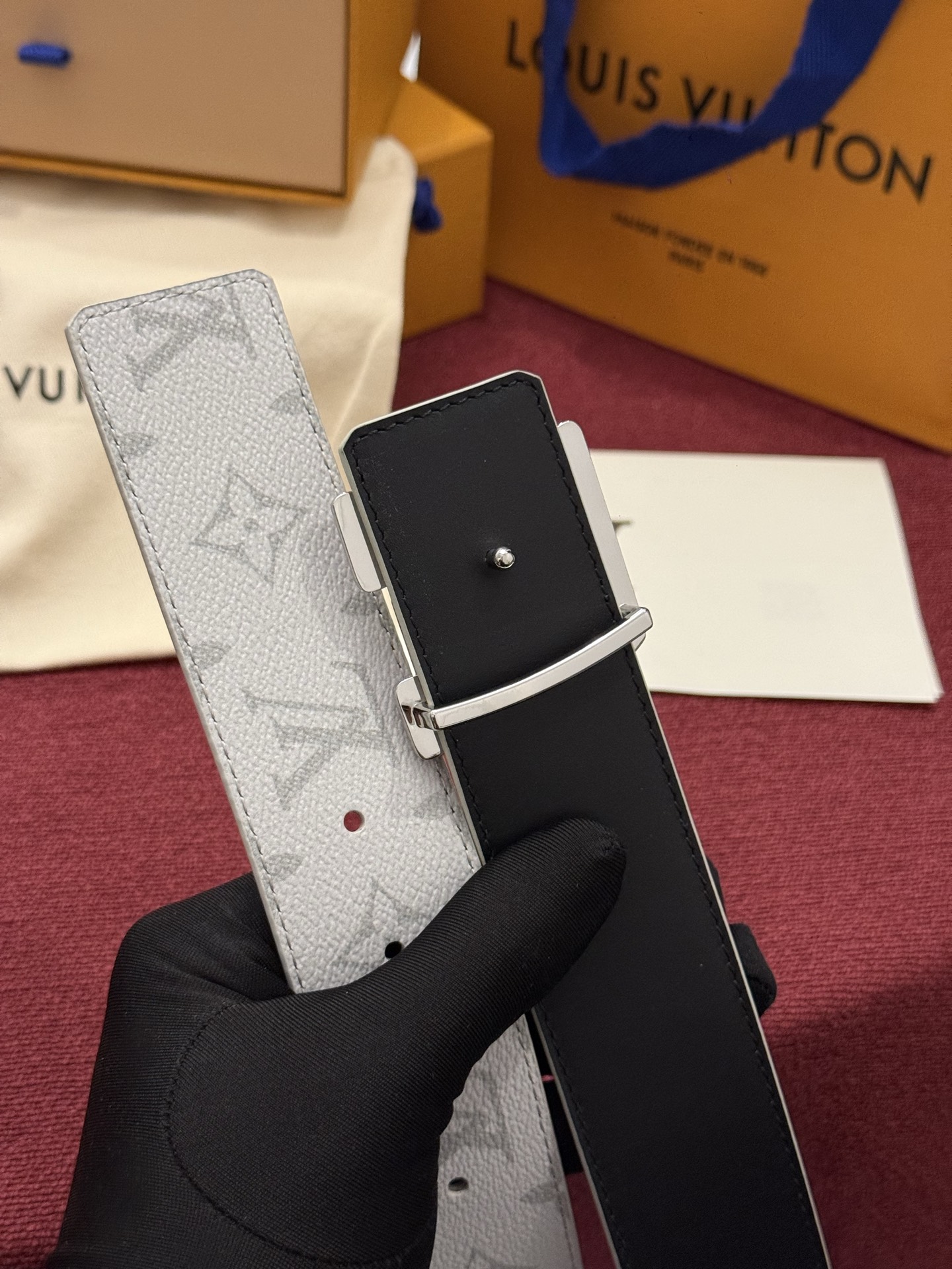 LV Initiales Monogram Reflective 40mm 可翻转腰带展现出一种动态细节，将经典风格提升