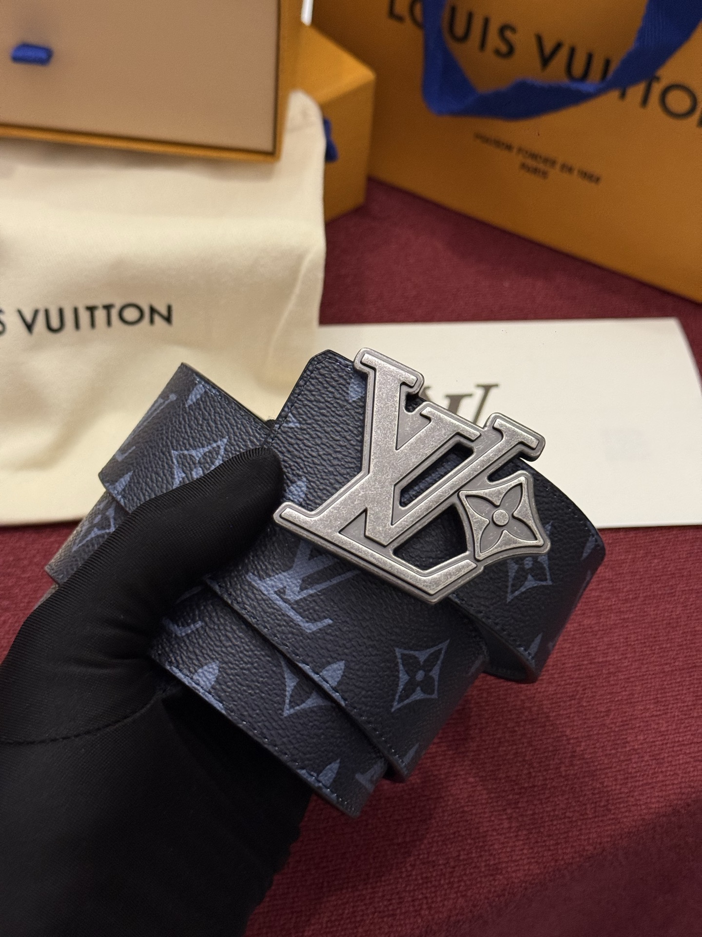 LV Initiales Monogram Reflective 40mm 可翻转腰带展现出一种动态细节，将经典风格提升