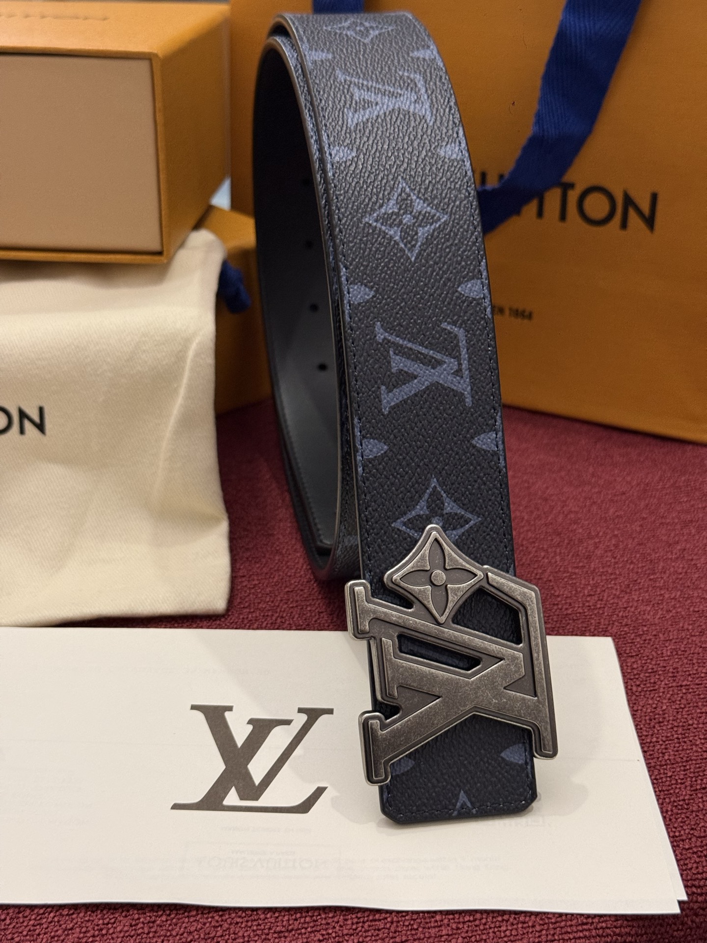 LV Initiales Monogram Reflective 40mm 可翻转腰带展现出一种动态细节，将经典风格提升