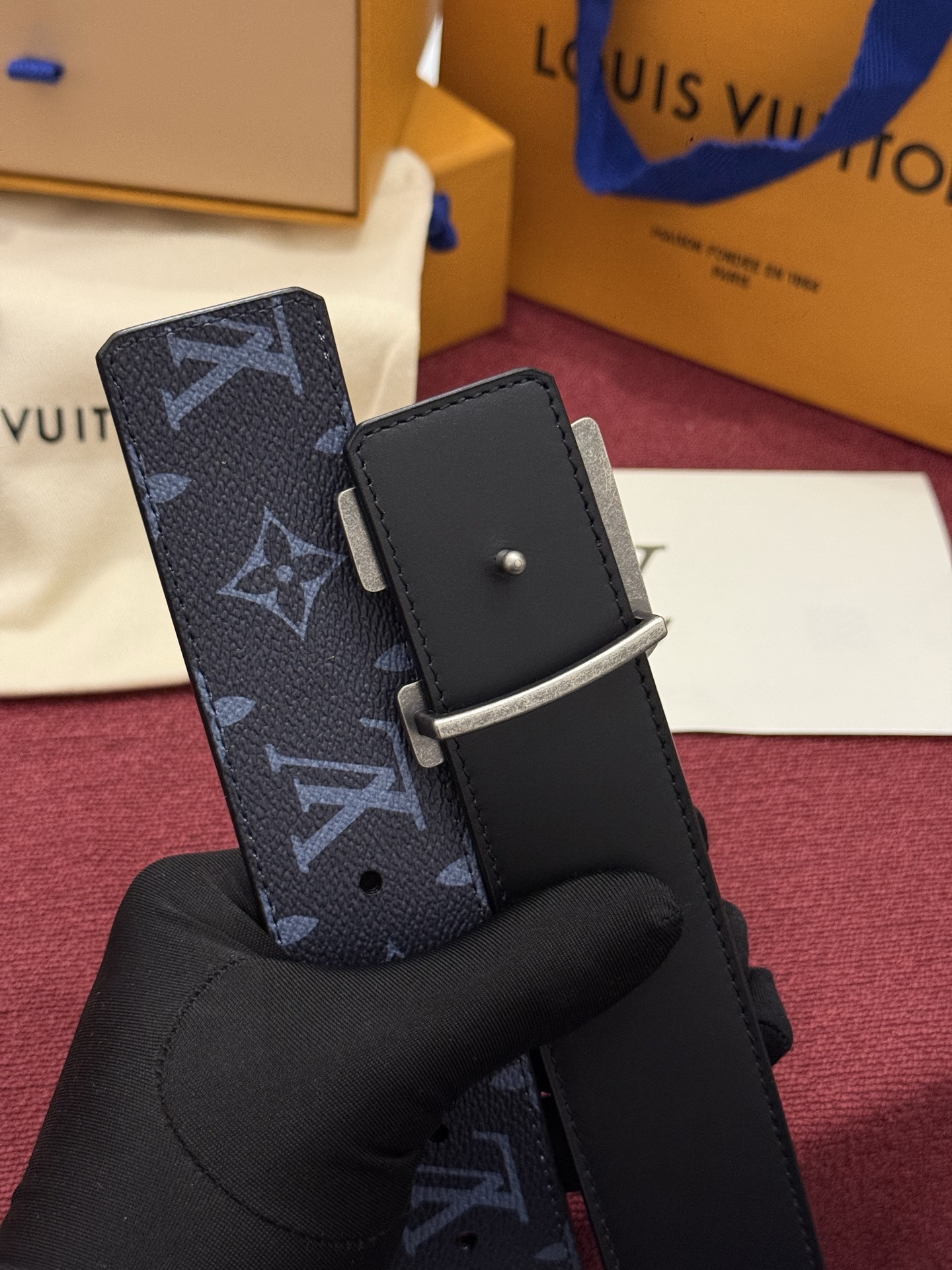 LV Initiales Monogram Reflective 40mm 可翻转腰带展现出一种动态细节，将经典风格提升