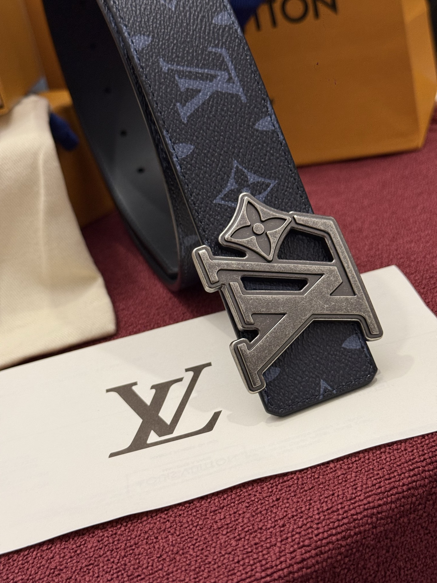 LV Initiales Monogram Reflective 40mm 可翻转腰带展现出一种动态细节，将经典风格提升