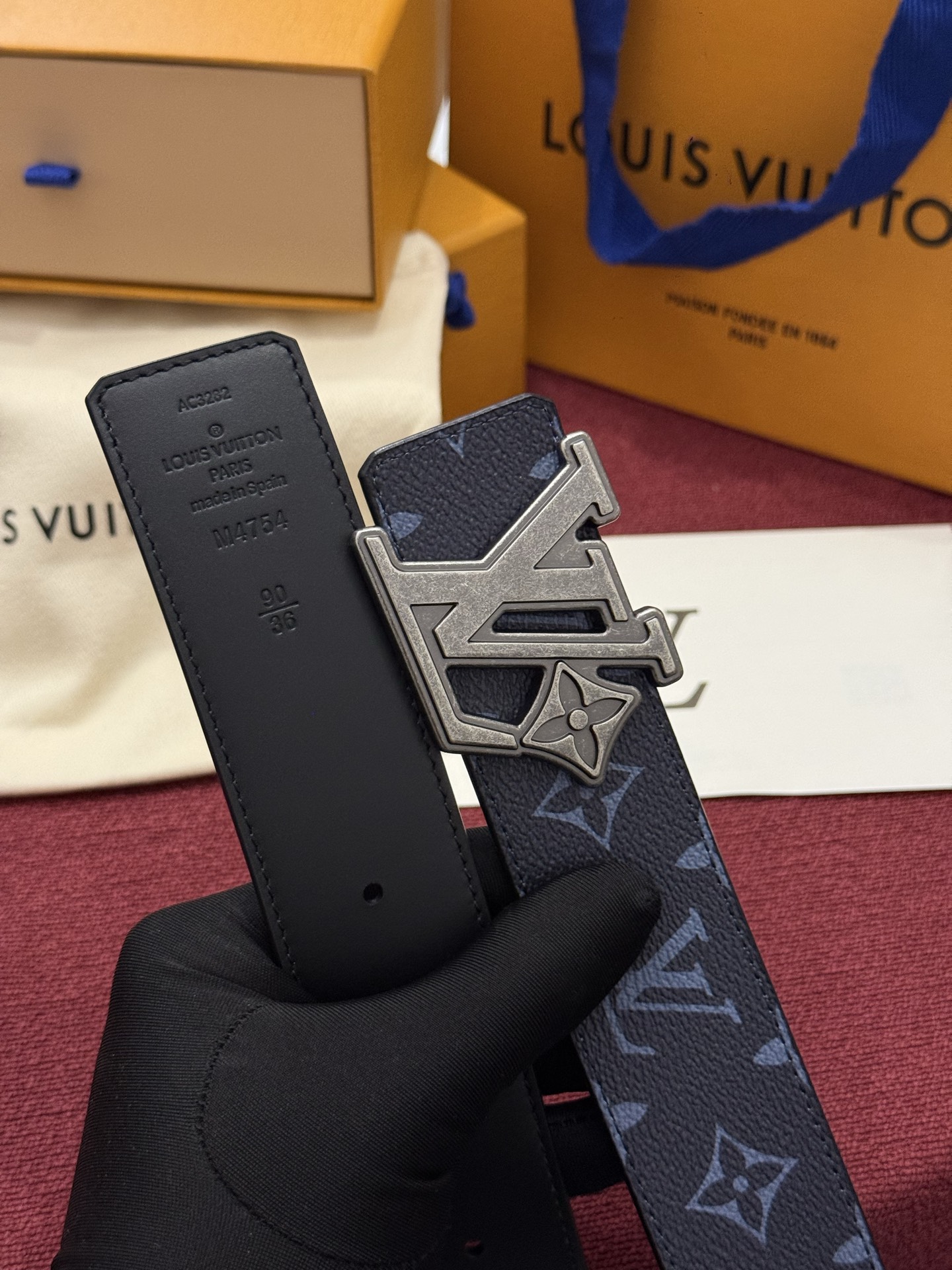 LV Initiales Monogram Reflective 40mm 可翻转腰带展现出一种动态细节，将经典风格提升