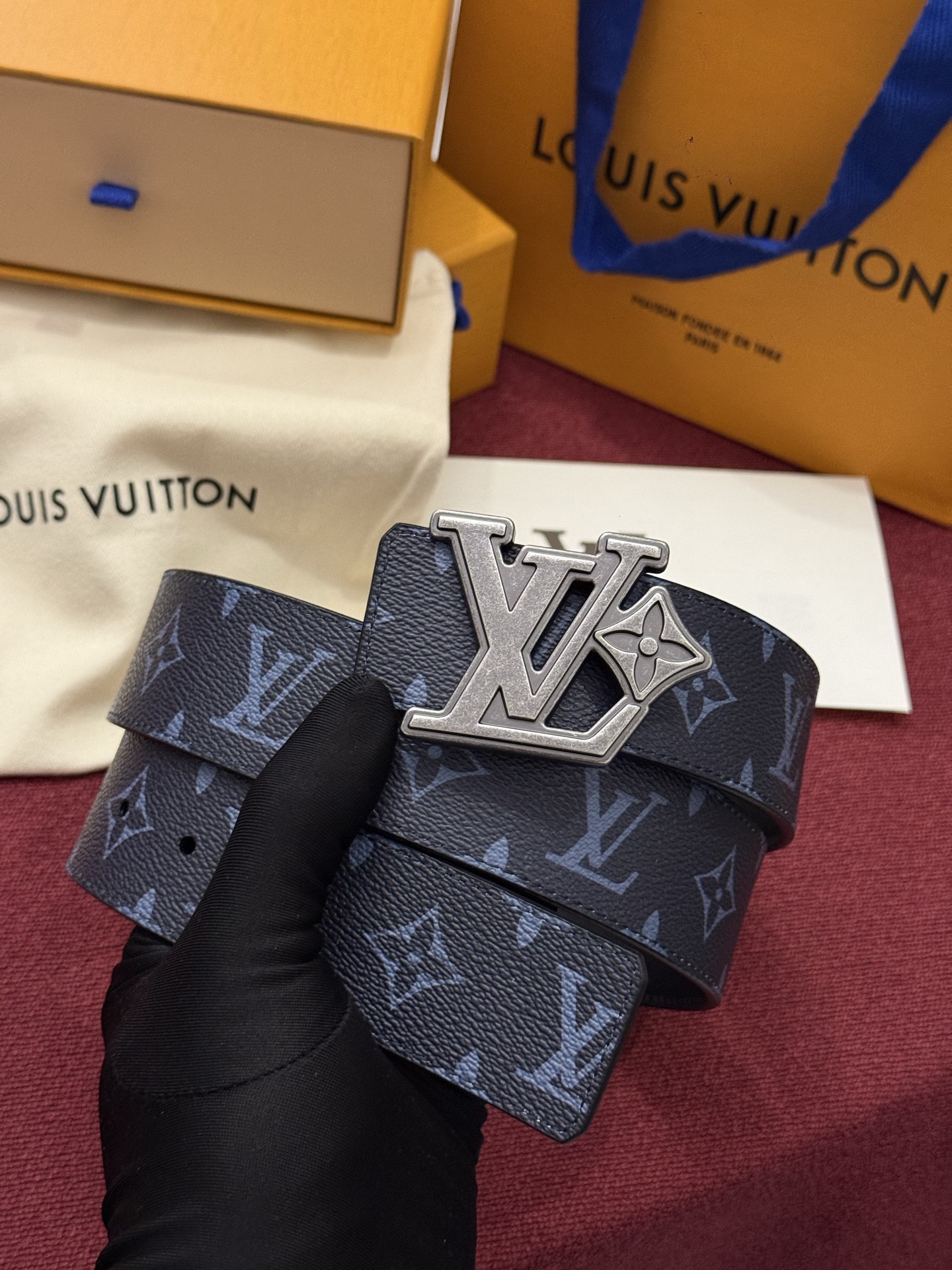 LV Initiales Monogram Reflective 40mm 可翻转腰带展现出一种动态细节，将经典风格提升