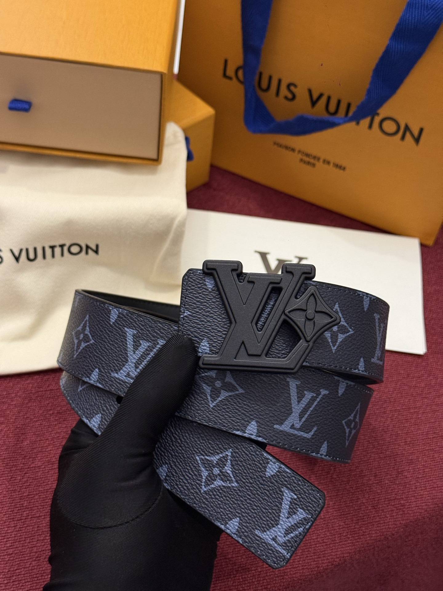 LV Initiales Monogram Reflective 40mm 可翻转腰带展现出一种动态细节，将经典风格提升