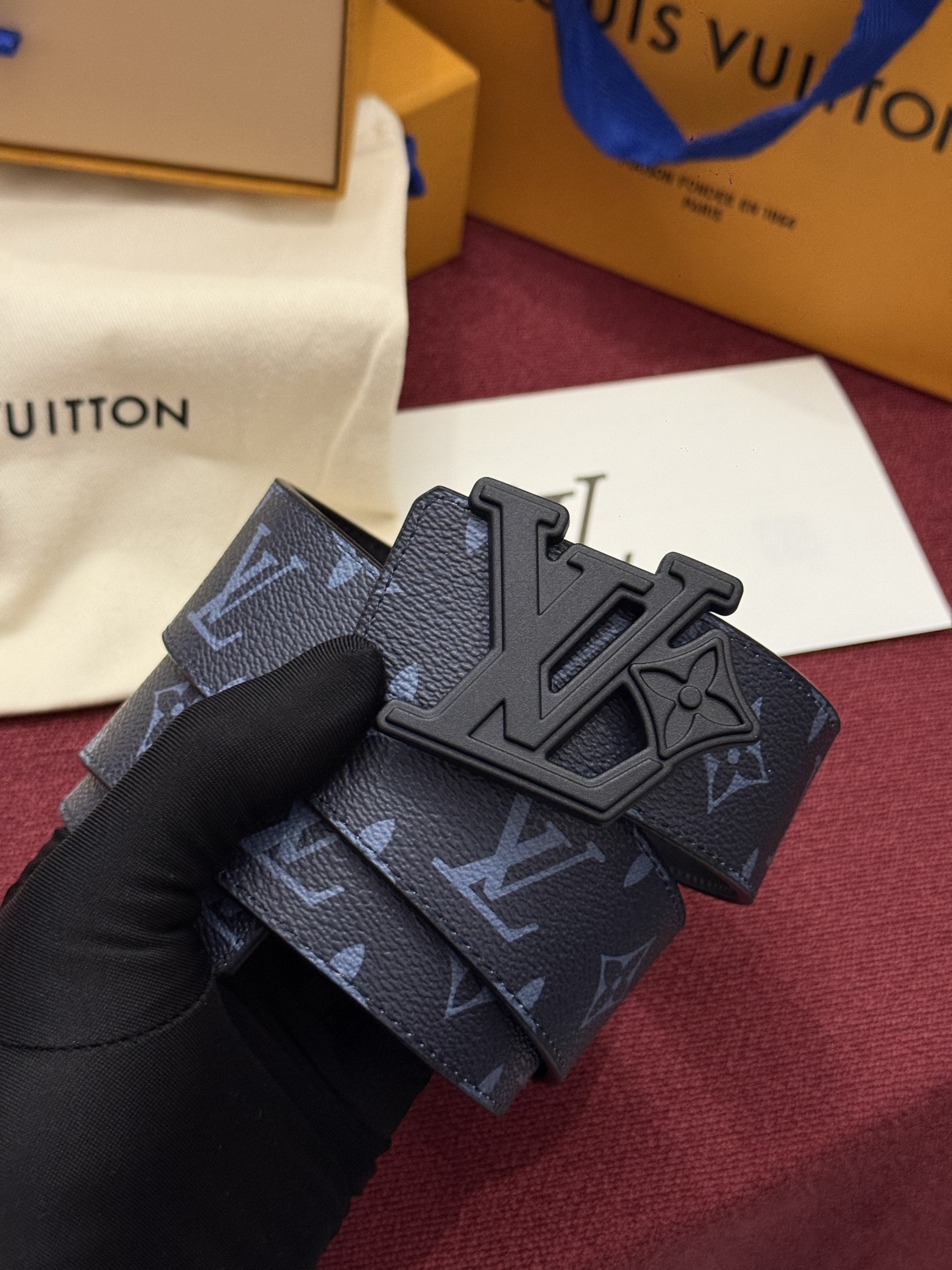 LV Initiales Monogram Reflective 40mm 可翻转腰带展现出一种动态细节，将经典风格提升