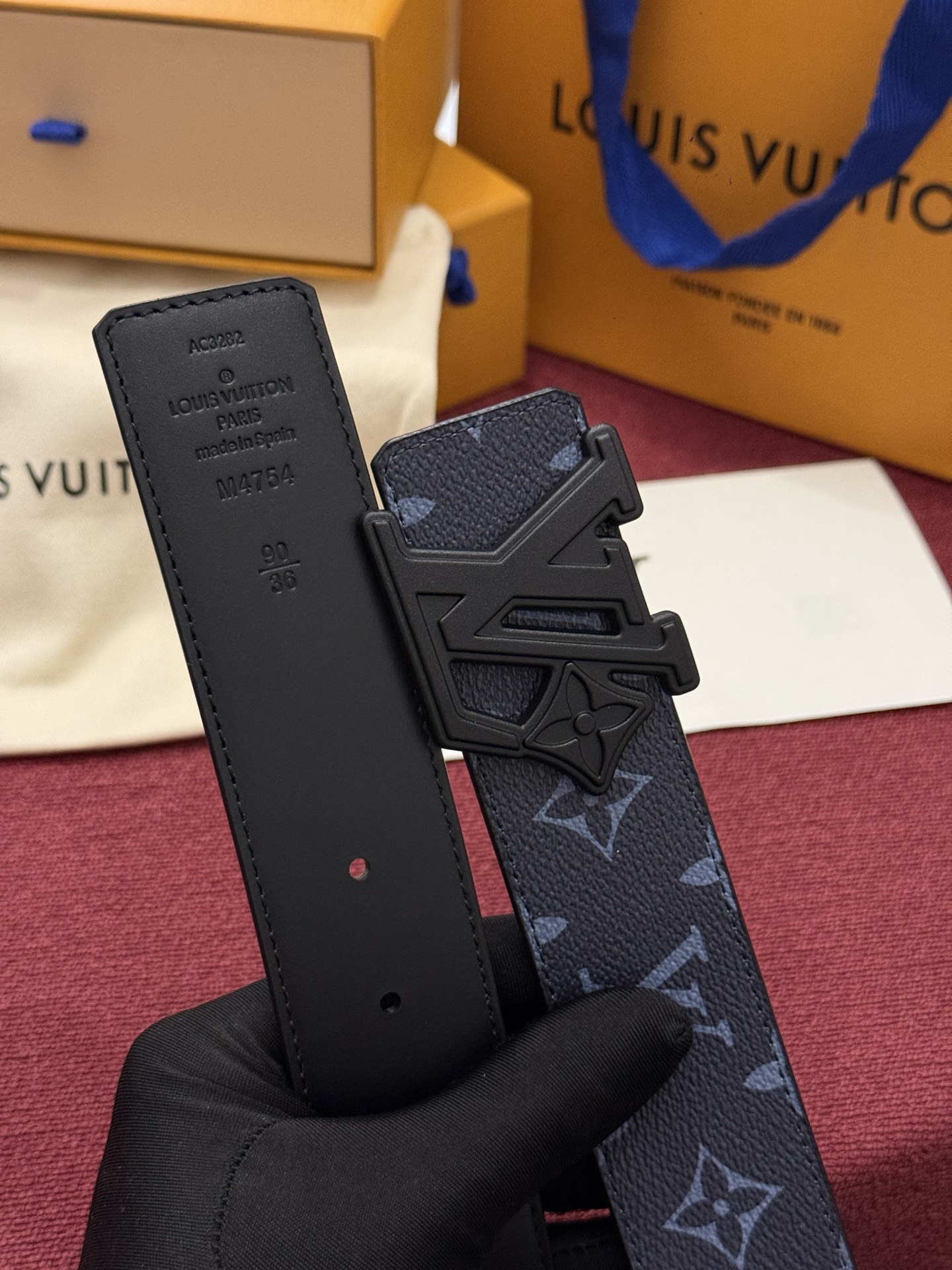 LV Initiales Monogram Reflective 40mm 可翻转腰带展现出一种动态细节，将经典风格提升