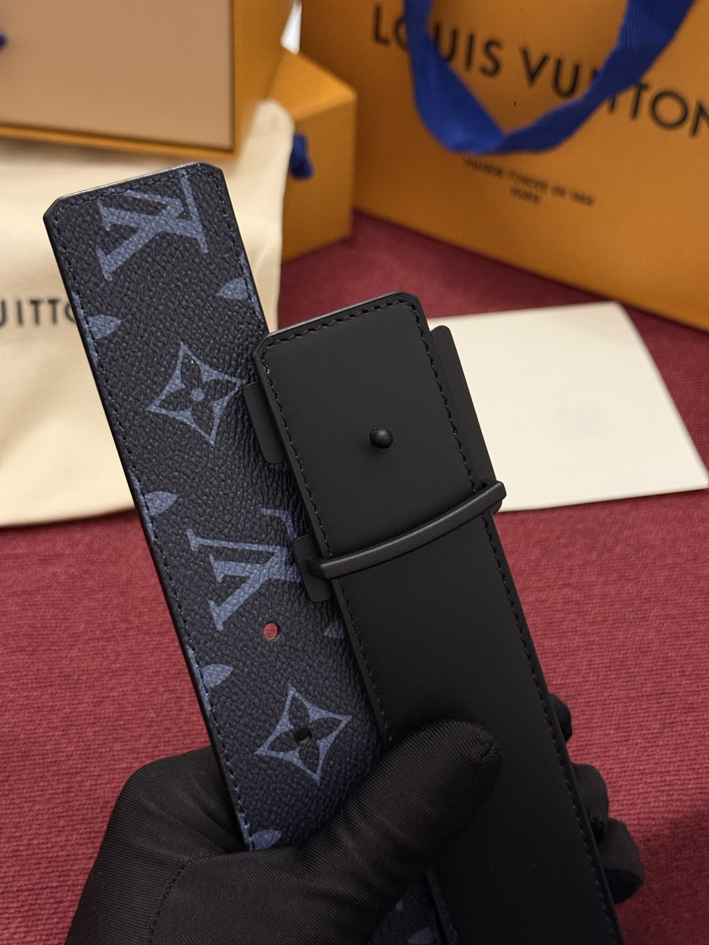 LV Initiales Monogram Reflective 40mm 可翻转腰带展现出一种动态细节，将经典风格提升