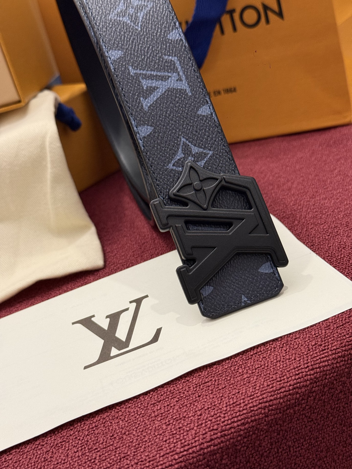 LV Initiales Monogram Reflective 40mm 可翻转腰带展现出一种动态细节，将经典风格提升