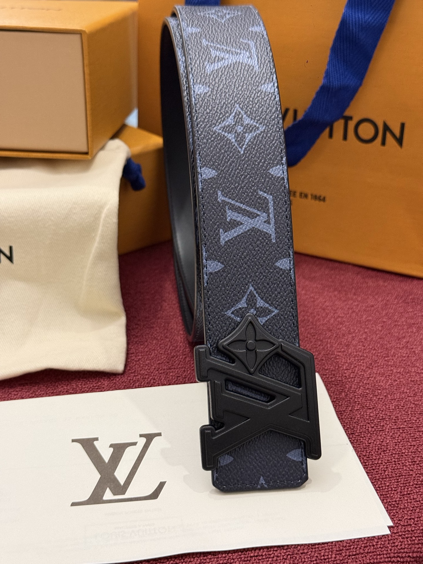 LV Initiales Monogram Reflective 40mm 可翻转腰带展现出一种动态细节，将经典风格提升