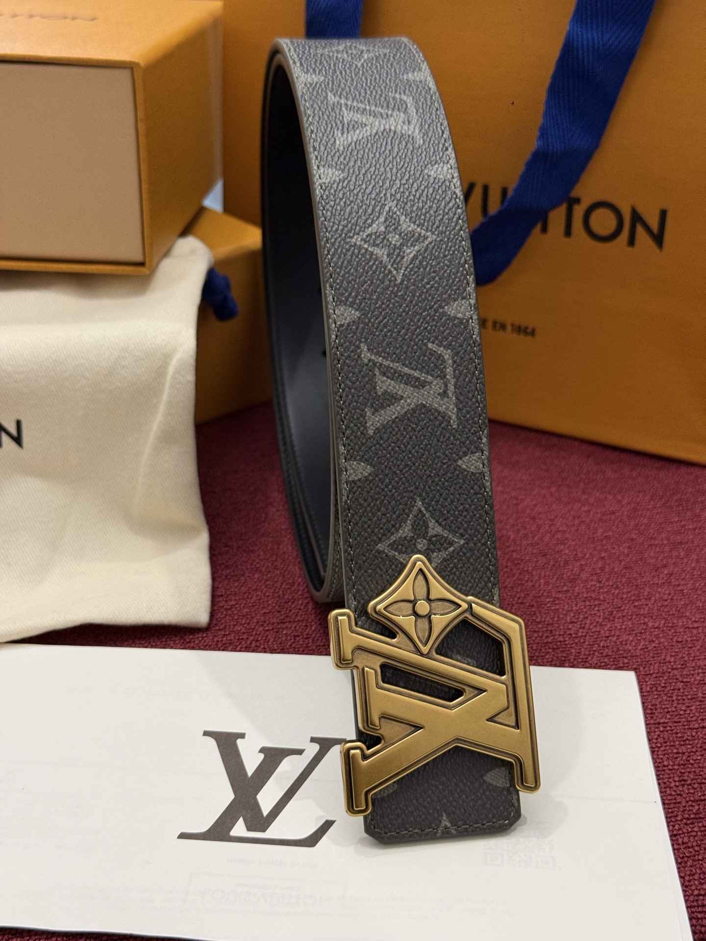 LV Initiales Monogram Reflective 40mm 可翻转腰带展现出一种动态细节，将经典风格提升