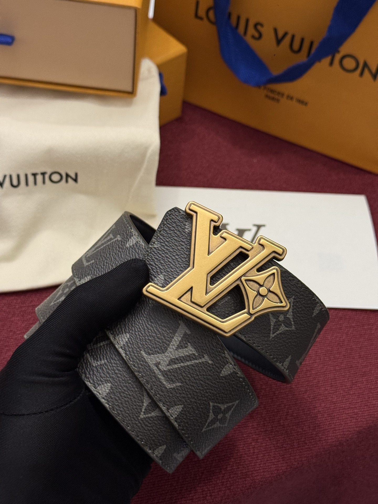 LV Initiales Monogram Reflective 40mm 可翻转腰带展现出一种动态细节，将经典风格提升