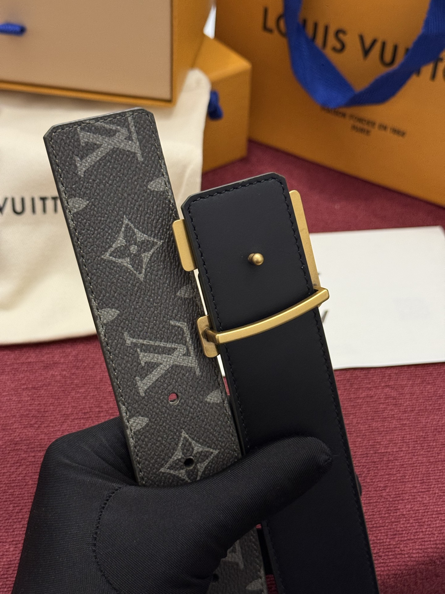 LV Initiales Monogram Reflective 40mm 可翻转腰带展现出一种动态细节，将经典风格提升