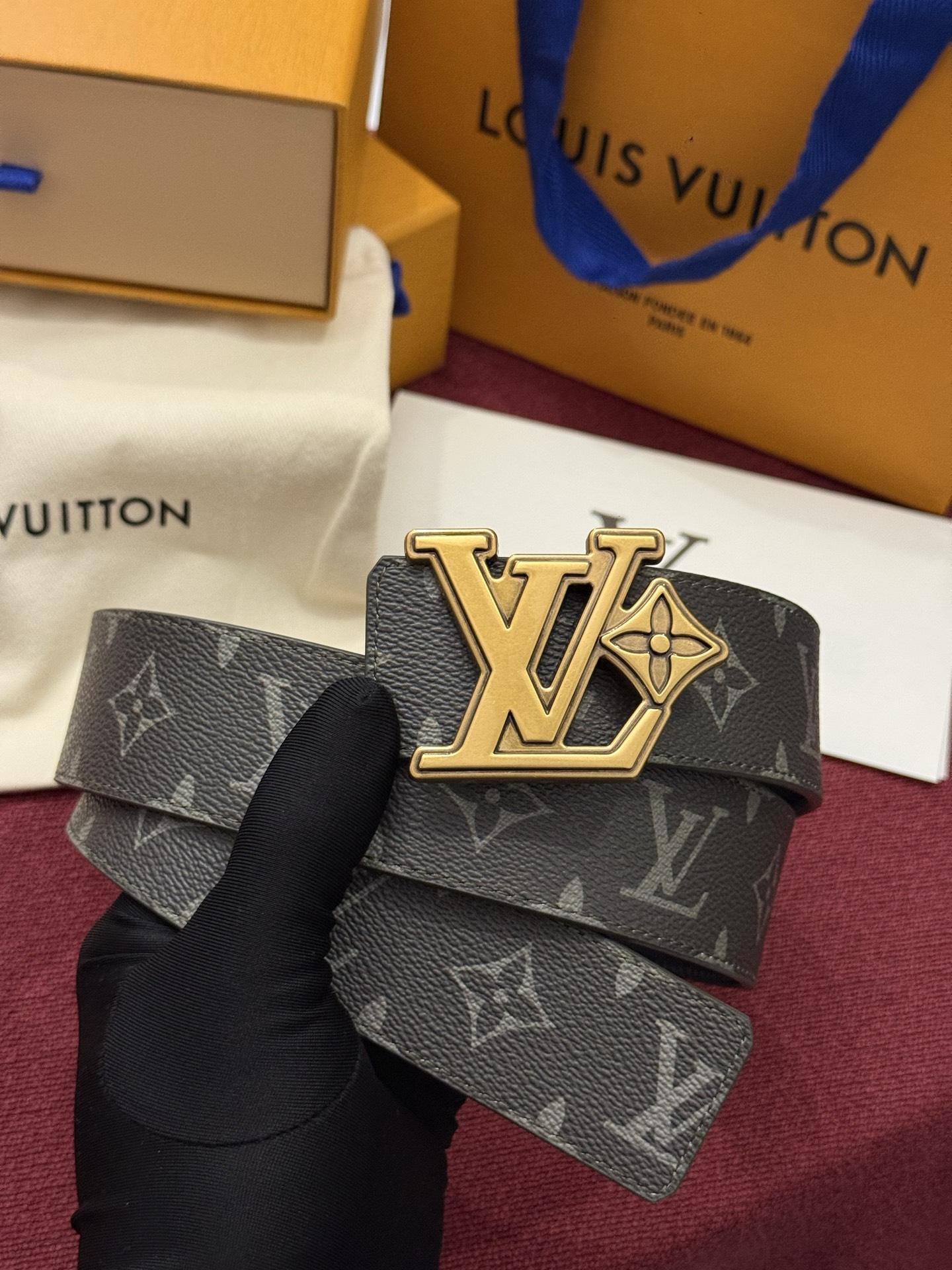 LV Initiales Monogram Reflective 40mm 可翻转腰带展现出一种动态细节，将经典风格提升