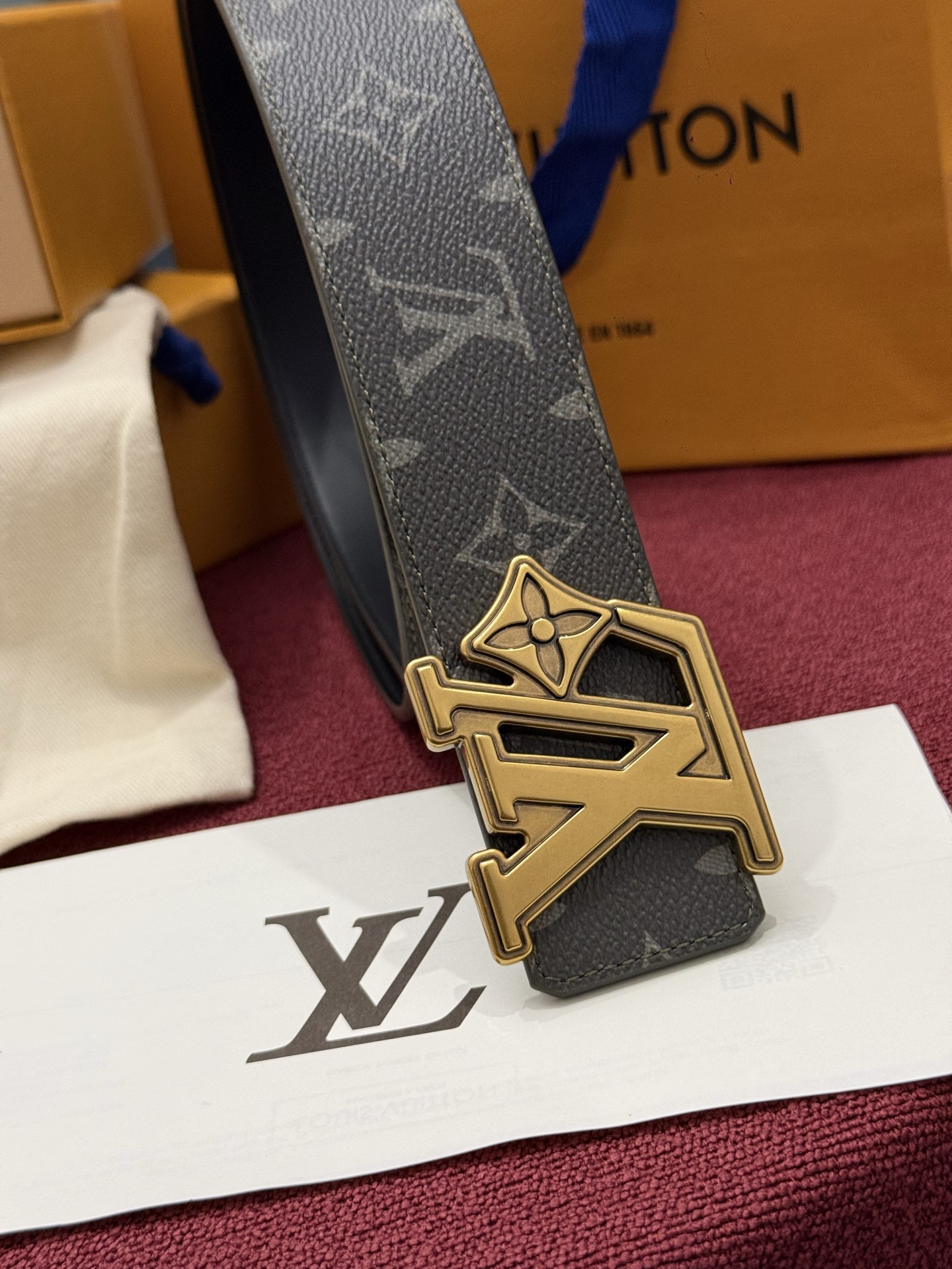 LV Initiales Monogram Reflective 40mm 可翻转腰带展现出一种动态细节，将经典风格提升