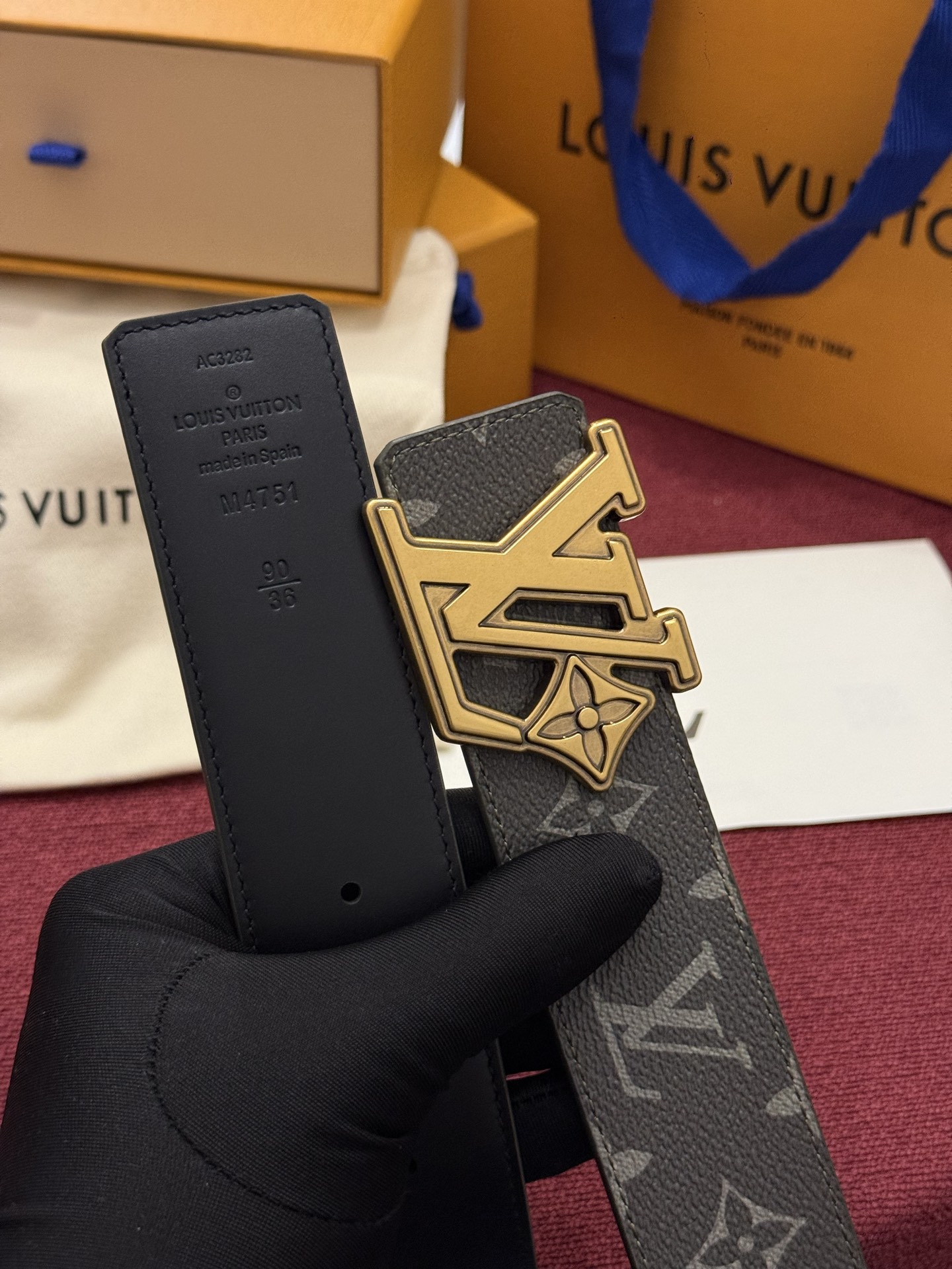 LV Initiales Monogram Reflective 40mm 可翻转腰带展现出一种动态细节，将经典风格提升