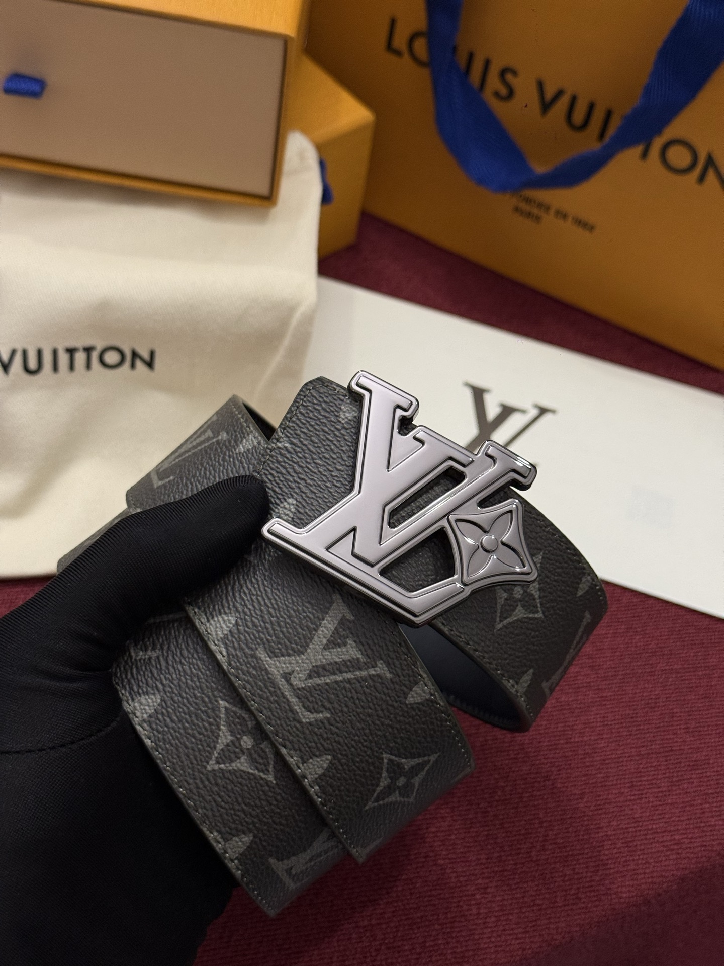 LV Initiales Monogram Reflective 40mm 可翻转腰带展现出一种动态细节，将经典风格提升