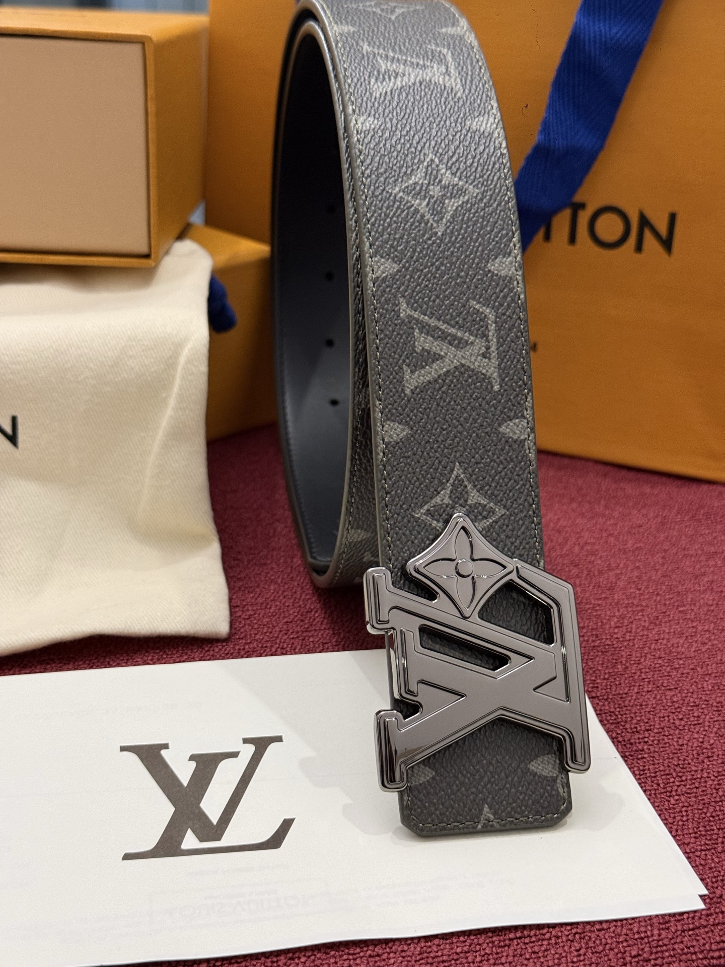 LV Initiales Monogram Reflective 40mm 可翻转腰带展现出一种动态细节，将经典风格提升