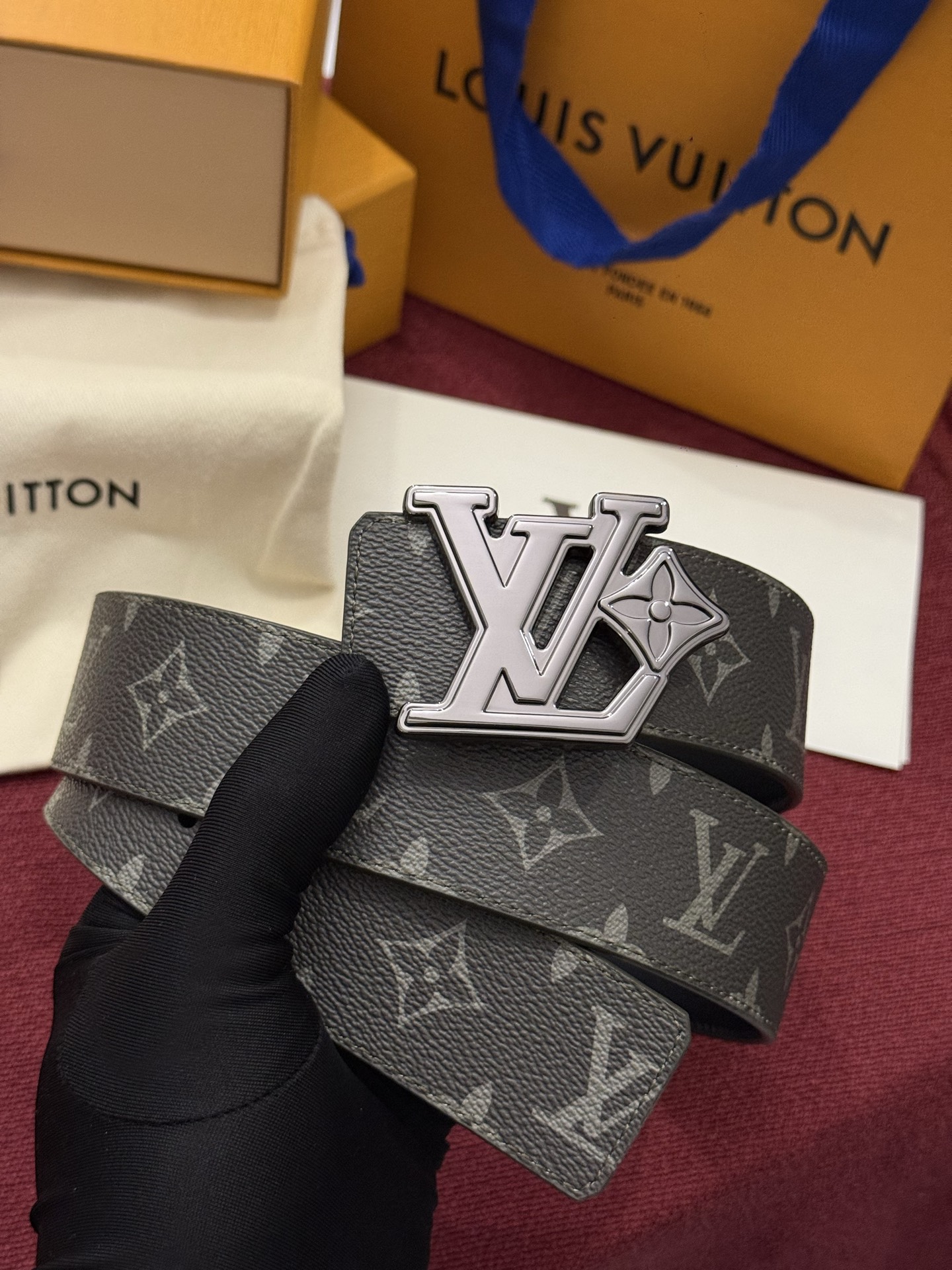 LV Initiales Monogram Reflective 40mm 可翻转腰带展现出一种动态细节，将经典风格提升