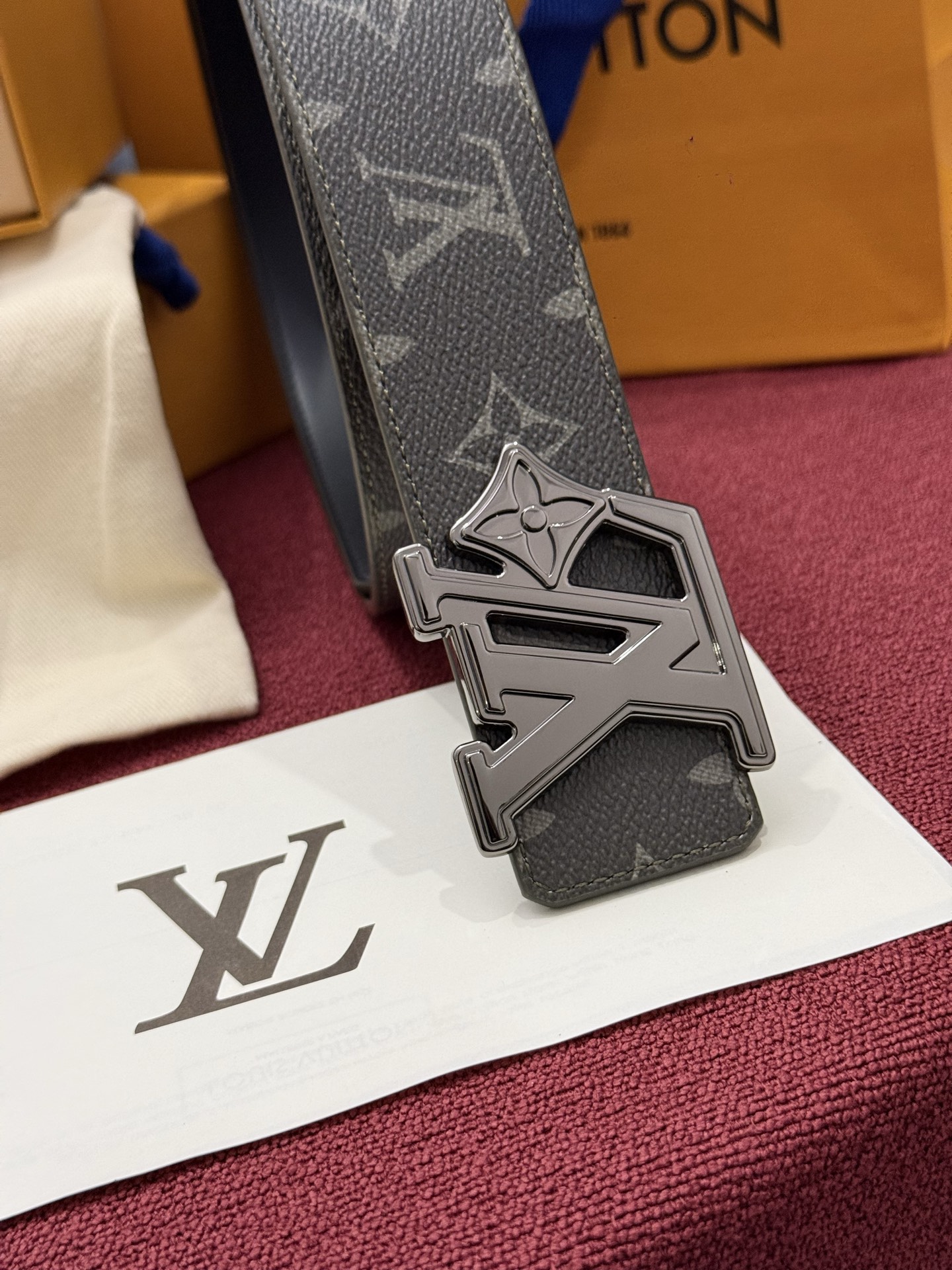 LV Initiales Monogram Reflective 40mm 可翻转腰带展现出一种动态细节，将经典风格提升