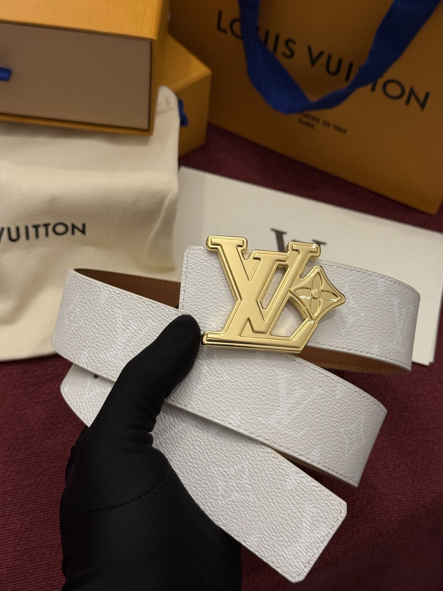 LV Initiales Monogram Reflective 40mm 可翻转腰带展现出一种动态细节，将经典风格提升