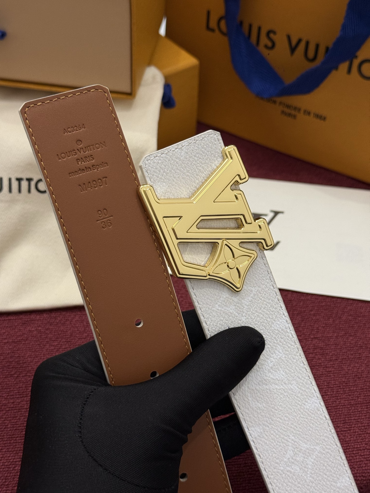 LV Initiales Monogram Reflective 40mm 可翻转腰带展现出一种动态细节，将经典风格提升