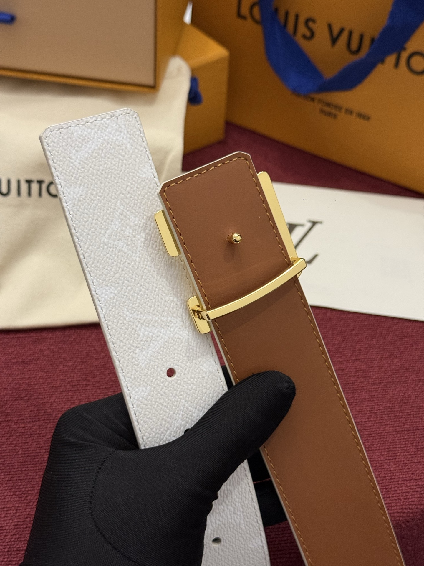 LV Initiales Monogram Reflective 40mm 可翻转腰带展现出一种动态细节，将经典风格提升