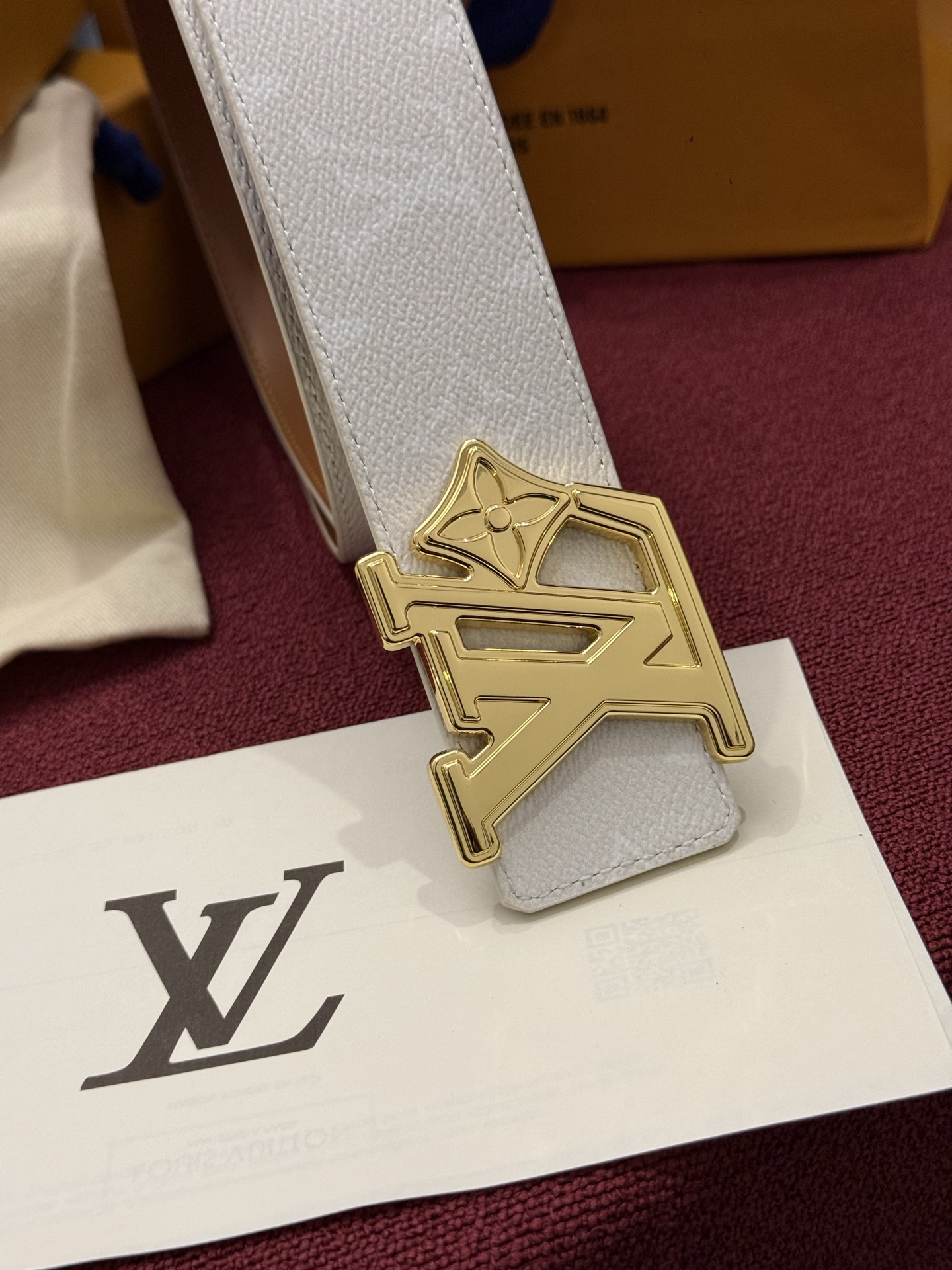 LV Initiales Monogram Reflective 40mm 可翻转腰带展现出一种动态细节，将经典风格提升