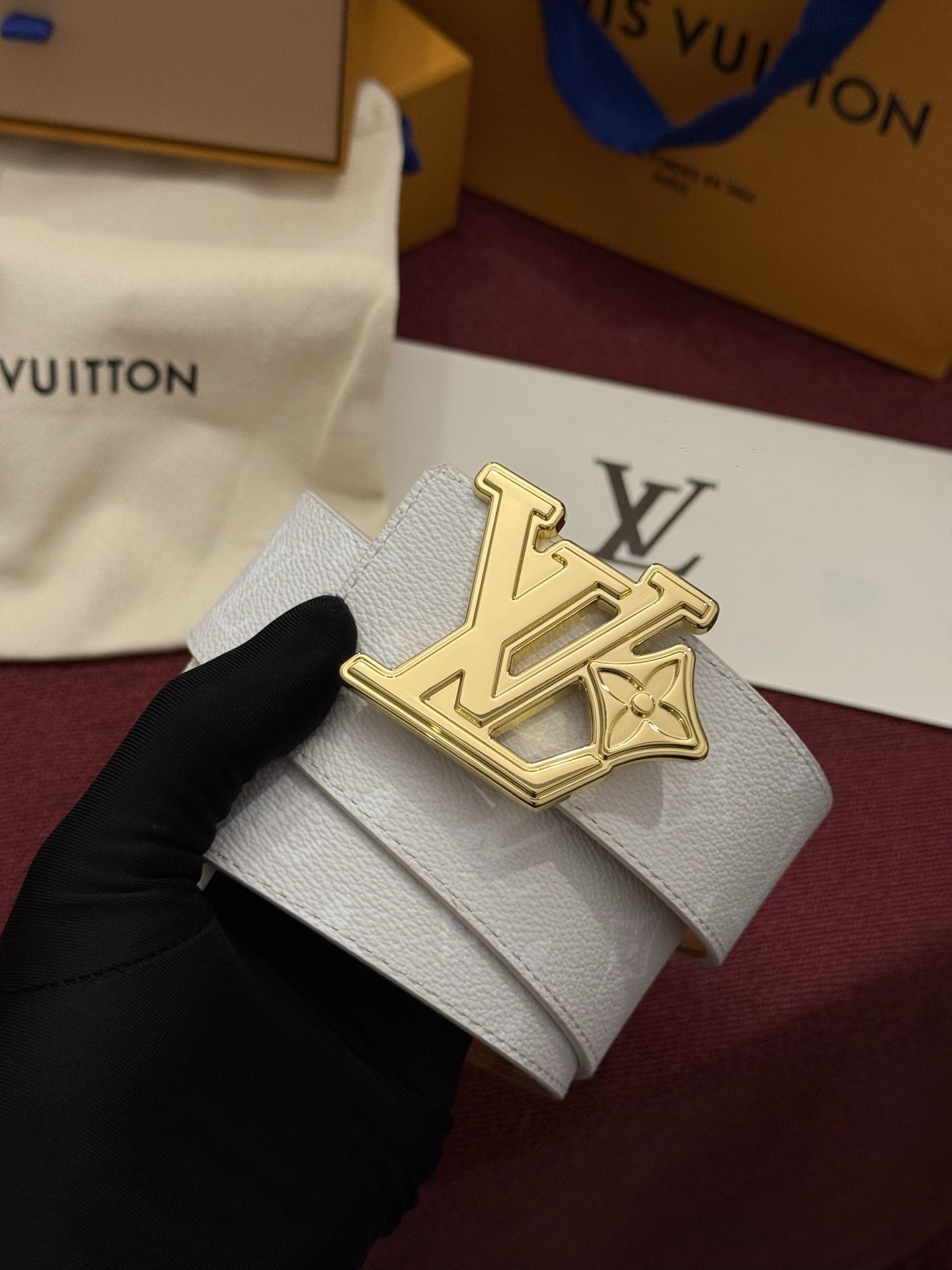 LV Initiales Monogram Reflective 40mm 可翻转腰带展现出一种动态细节，将经典风格提升