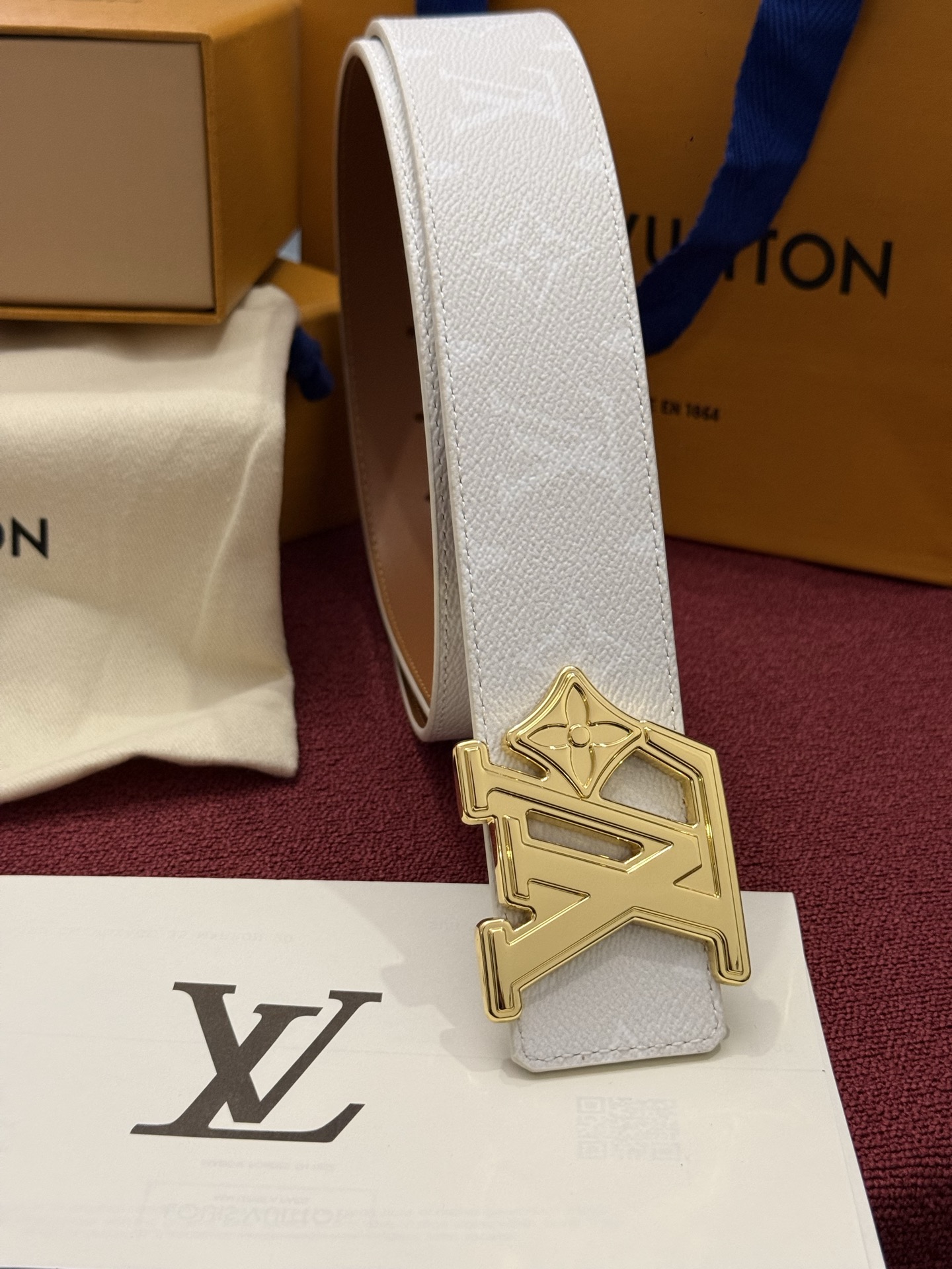 LV Initiales Monogram Reflective 40mm 可翻转腰带展现出一种动态细节，将经典风格提升