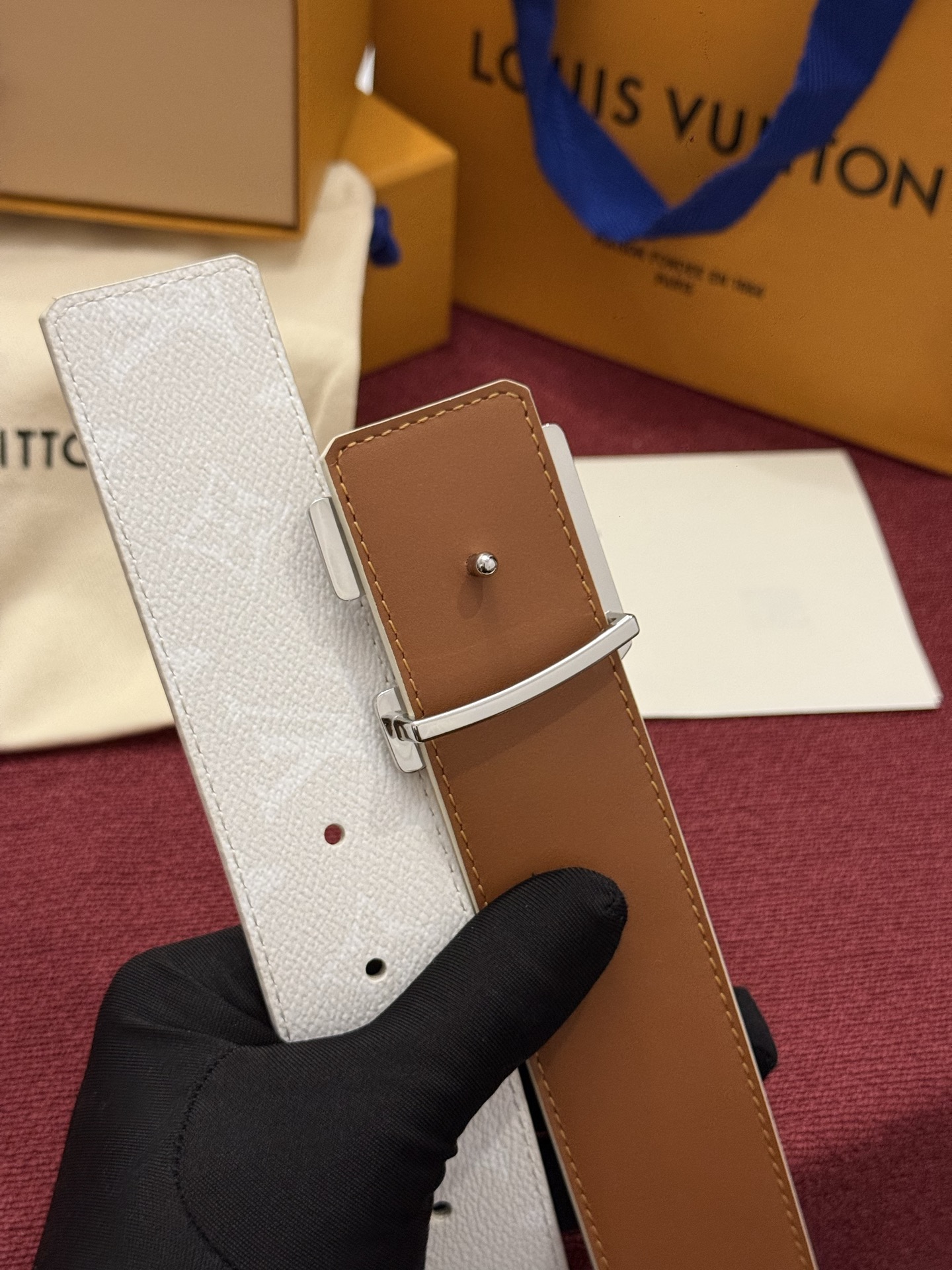 LV Initiales Monogram Reflective 40mm 可翻转腰带展现出一种动态细节，将经典风格提升