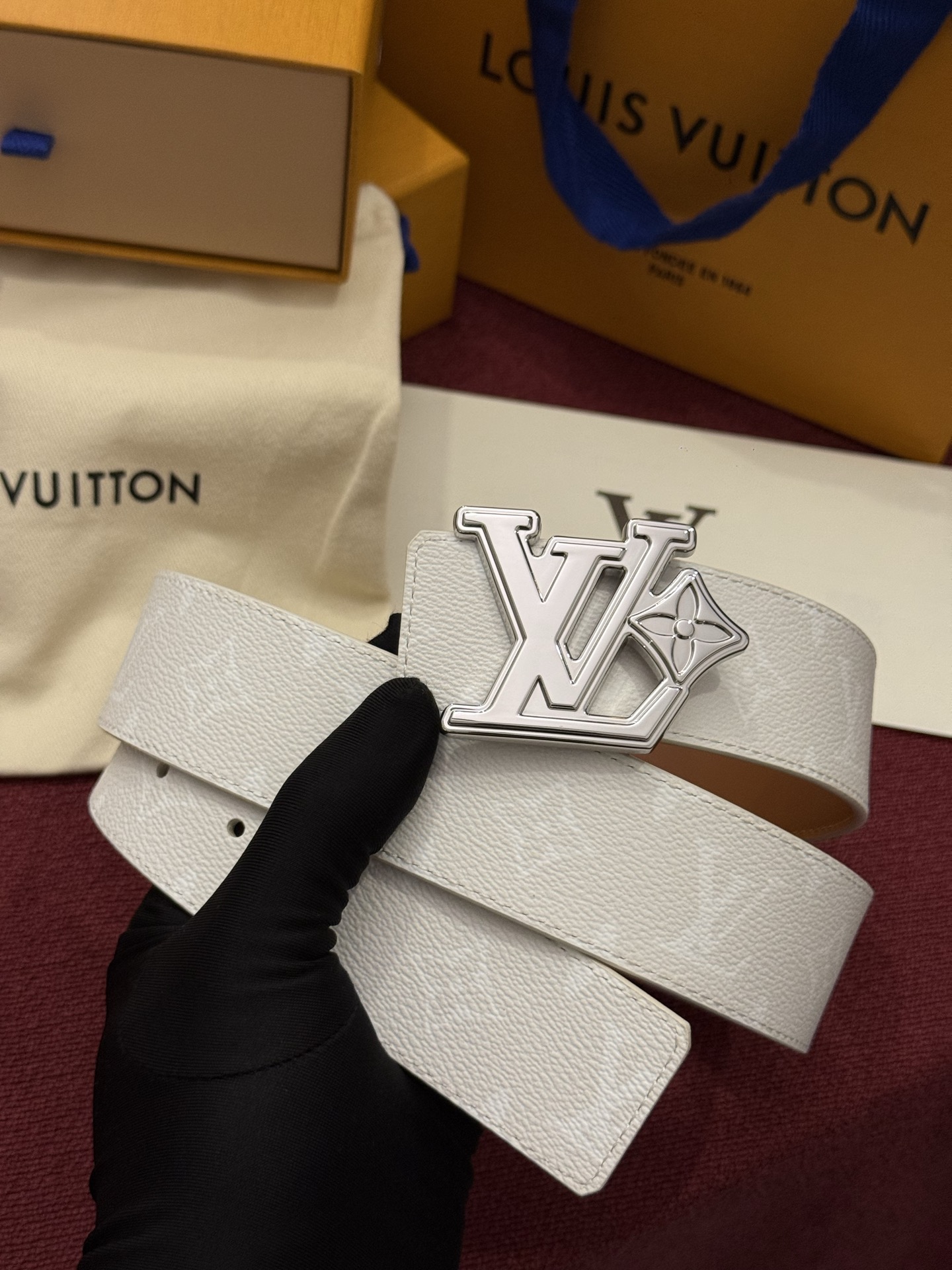 LV Initiales Monogram Reflective 40mm 可翻转腰带展现出一种动态细节，将经典风格提升
