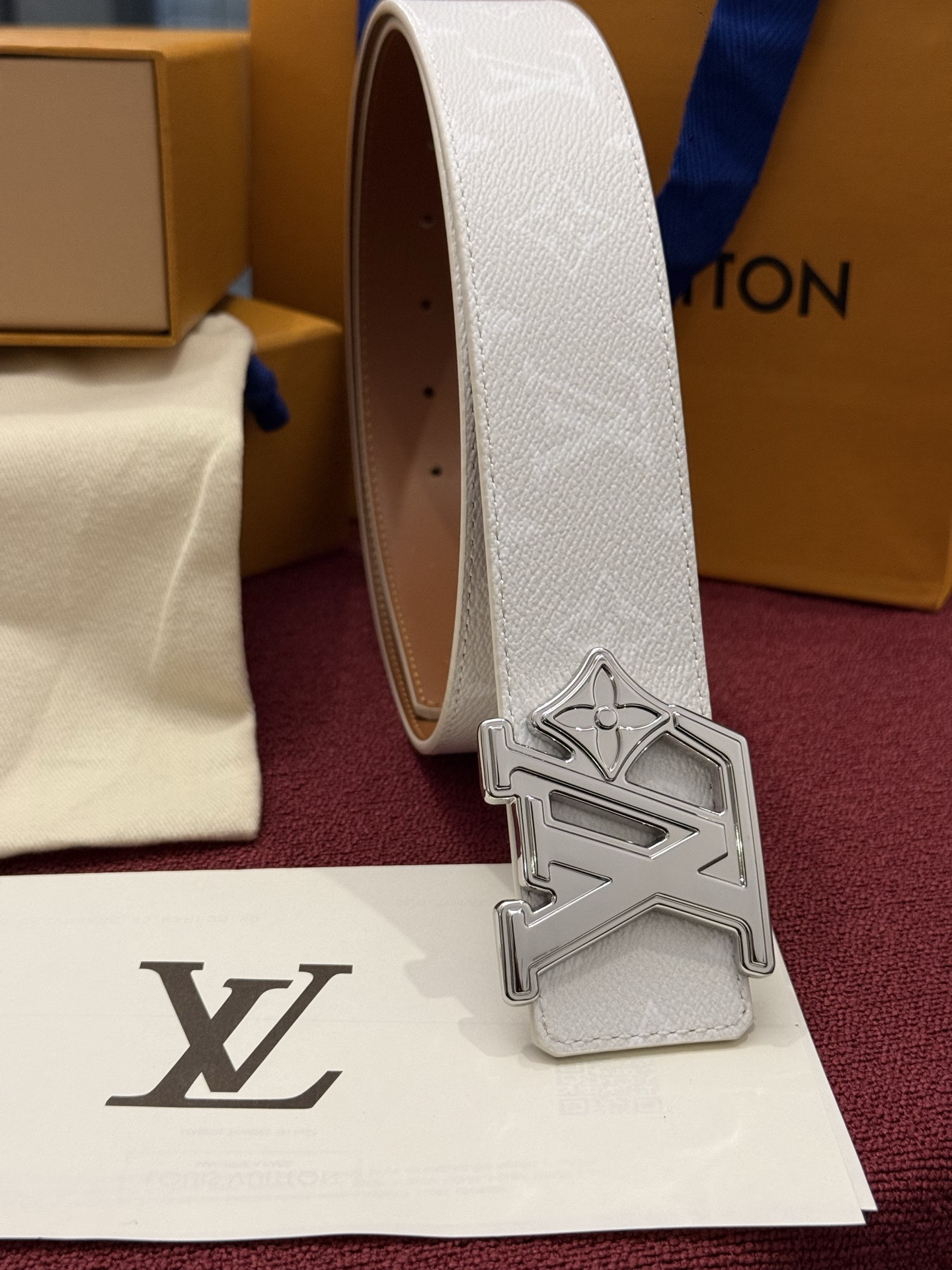 LV Initiales Monogram Reflective 40mm 可翻转腰带展现出一种动态细节，将经典风格提升