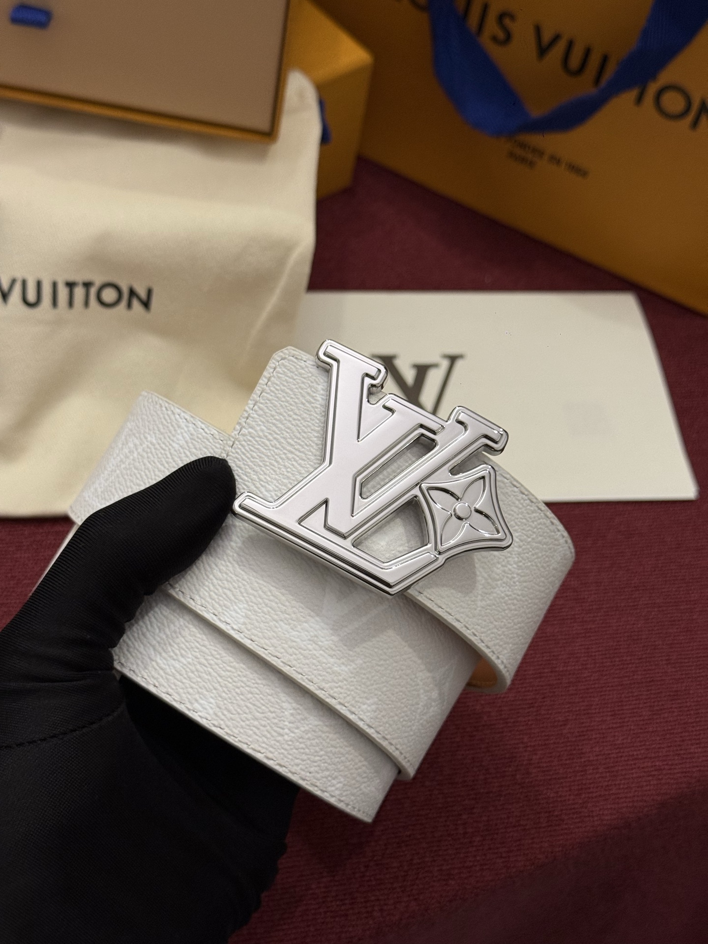LV Initiales Monogram Reflective 40mm 可翻转腰带展现出一种动态细节，将经典风格提升