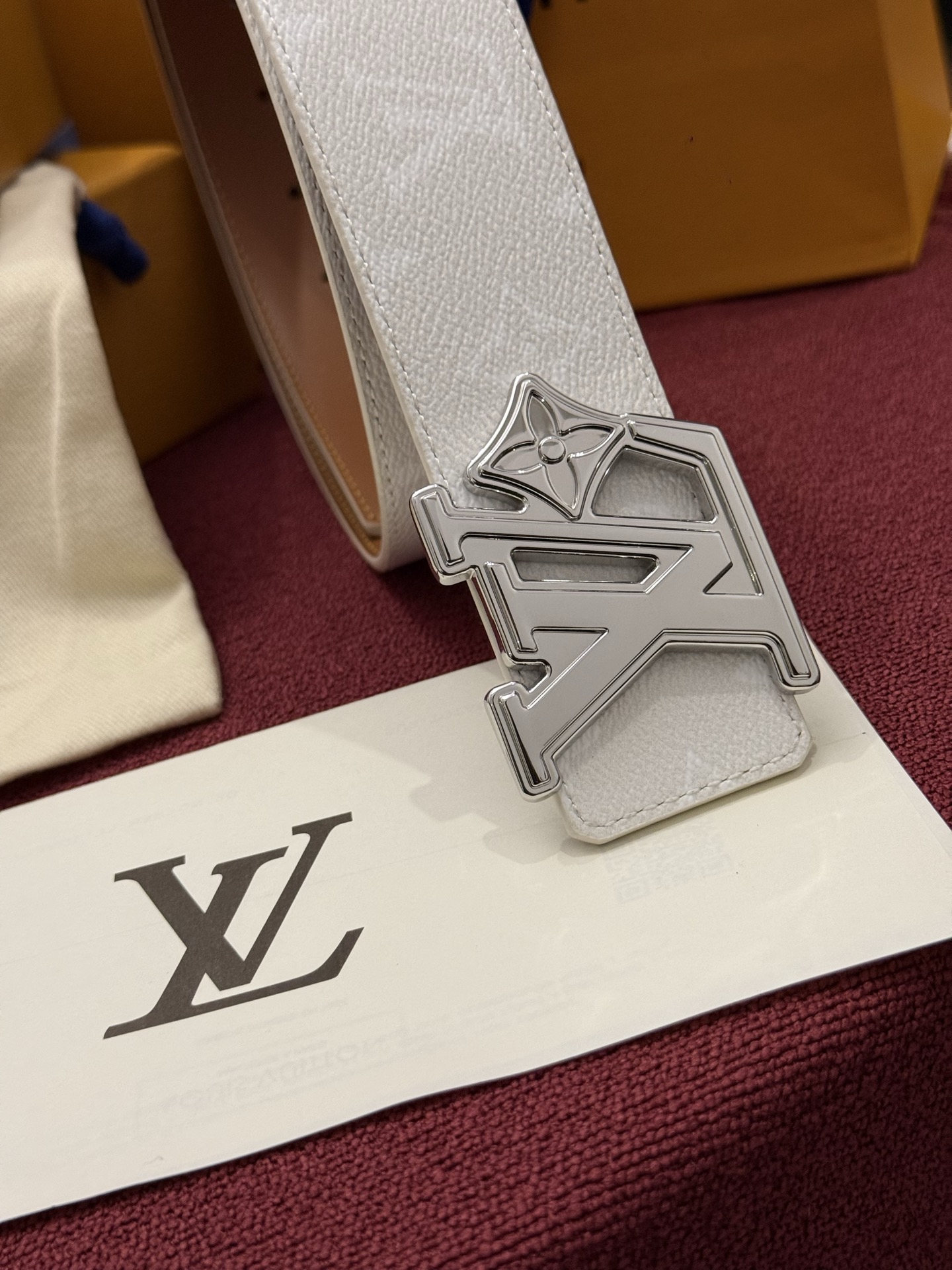 LV Initiales Monogram Reflective 40mm 可翻转腰带展现出一种动态细节，将经典风格提升