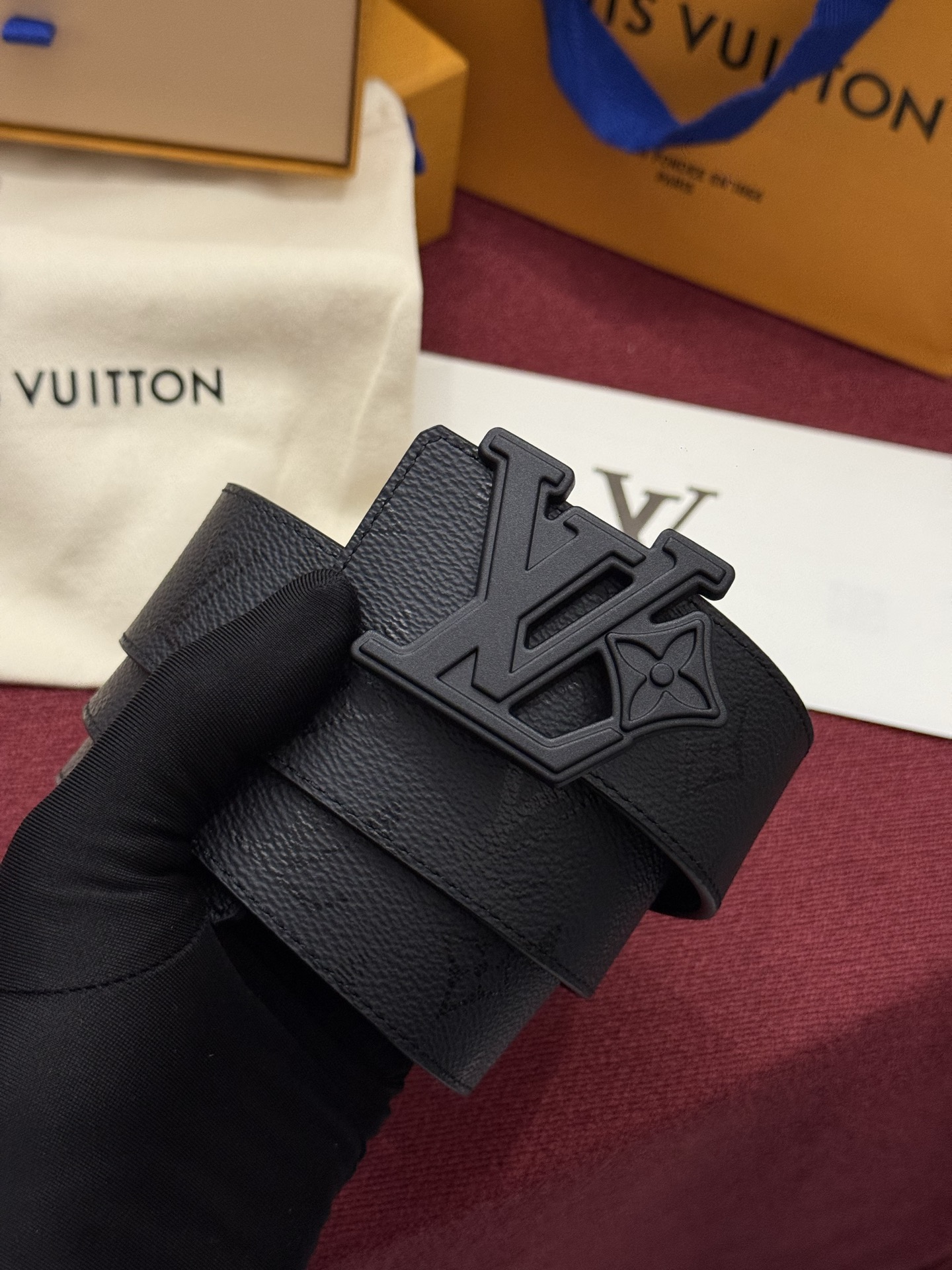 LV Initiales Monogram Reflective 40mm 可翻转腰带展现出一种动态细节，将经典风格提升