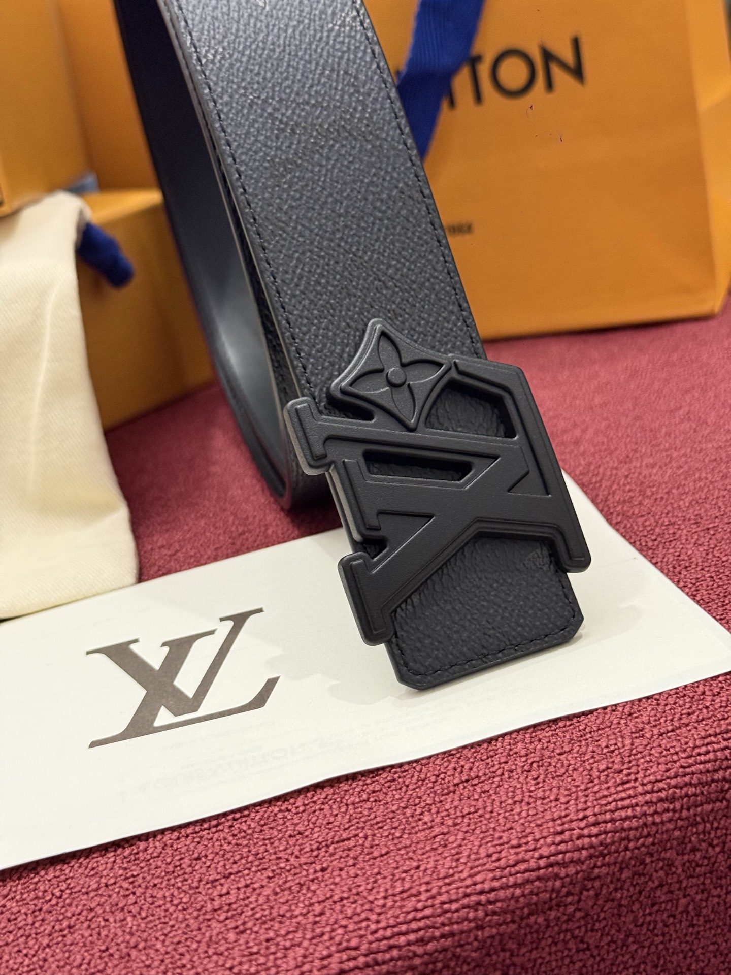 LV Initiales Monogram Reflective 40mm 可翻转腰带展现出一种动态细节，将经典风格提升