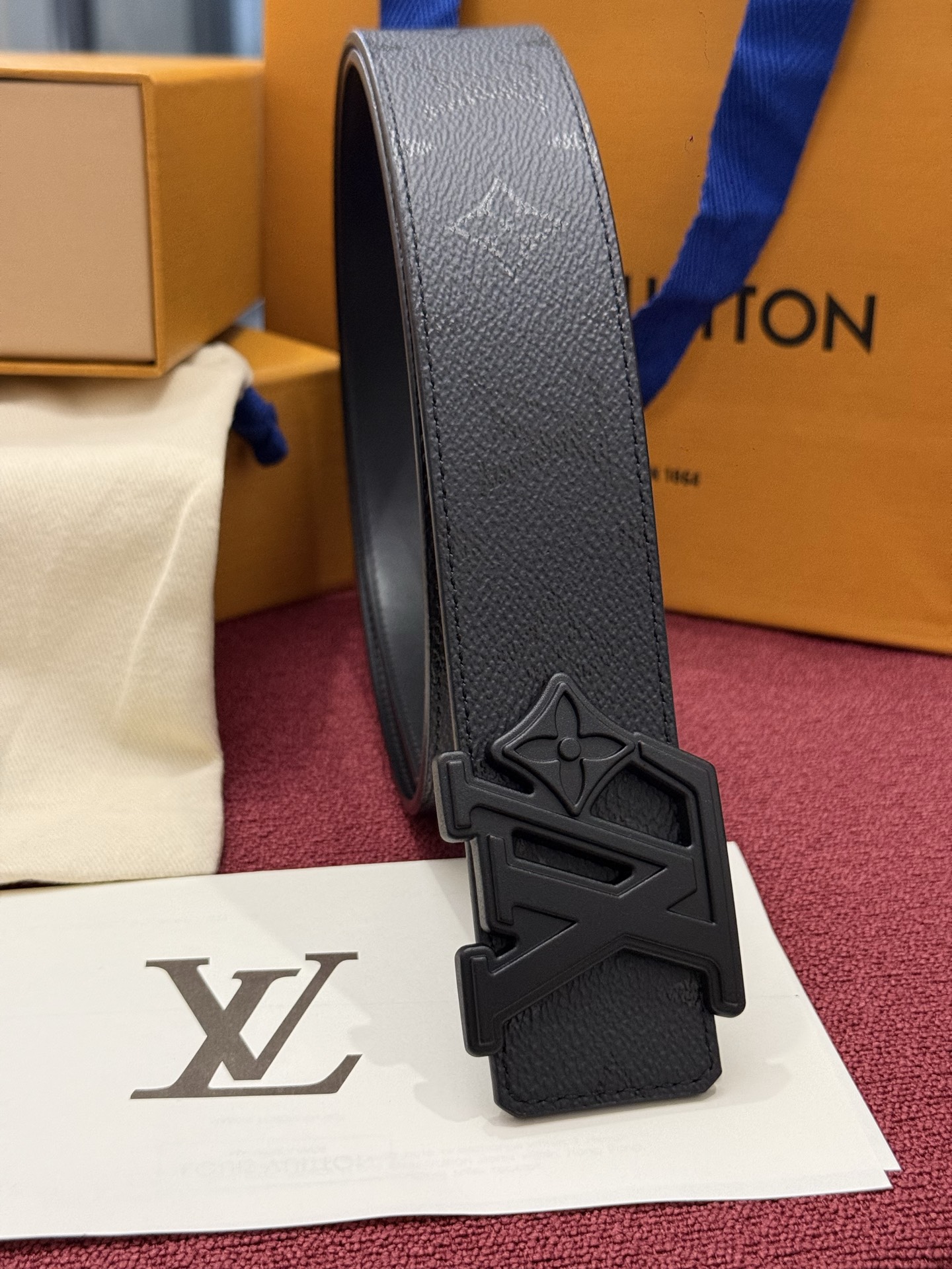LV Initiales Monogram Reflective 40mm 可翻转腰带展现出一种动态细节，将经典风格提升
