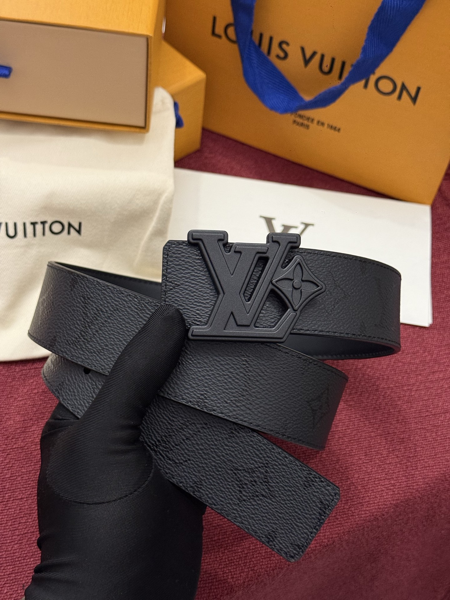LV Initiales Monogram Reflective 40mm 可翻转腰带展现出一种动态细节，将经典风格提升