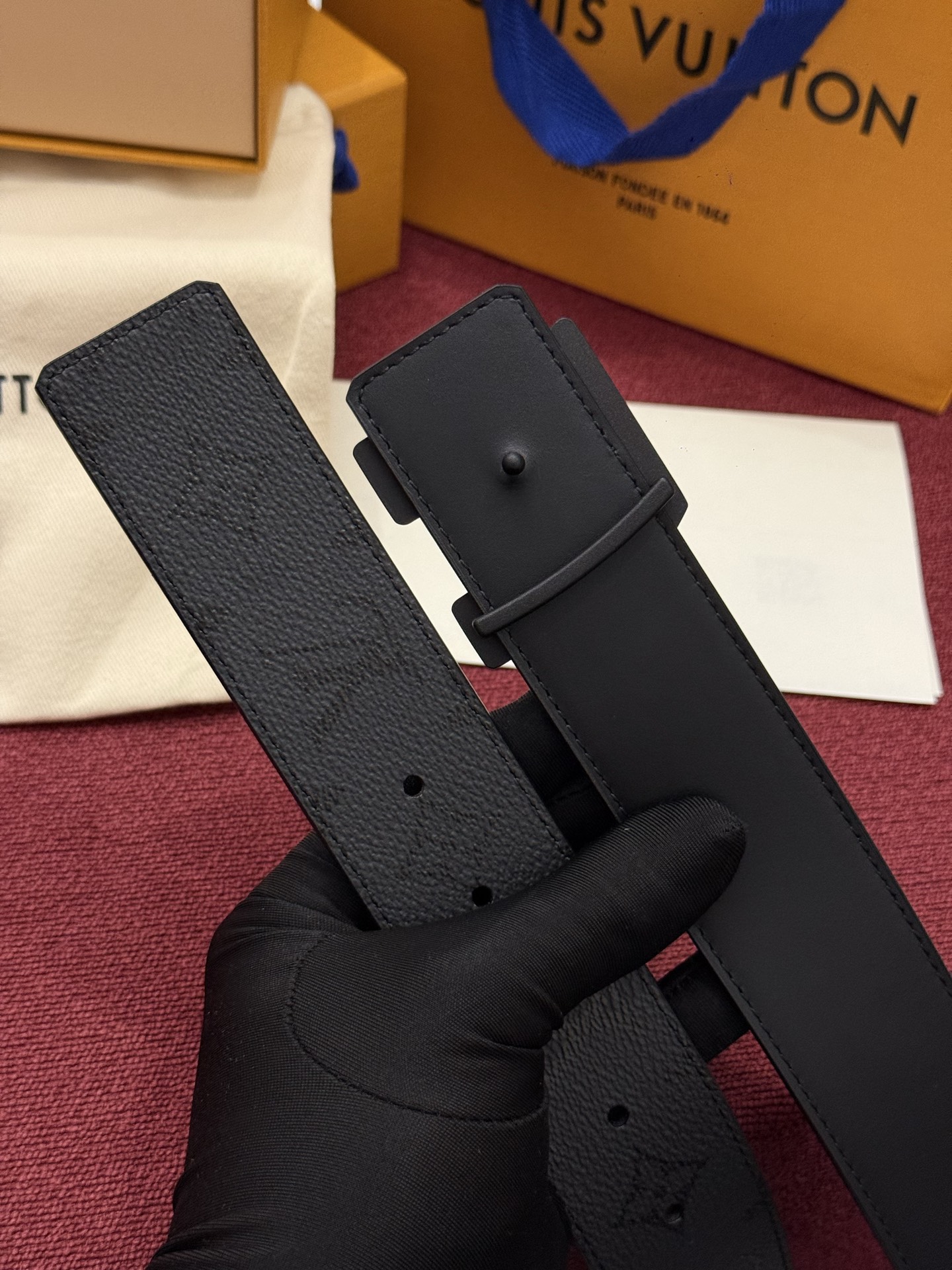 LV Initiales Monogram Reflective 40mm 可翻转腰带展现出一种动态细节，将经典风格提升