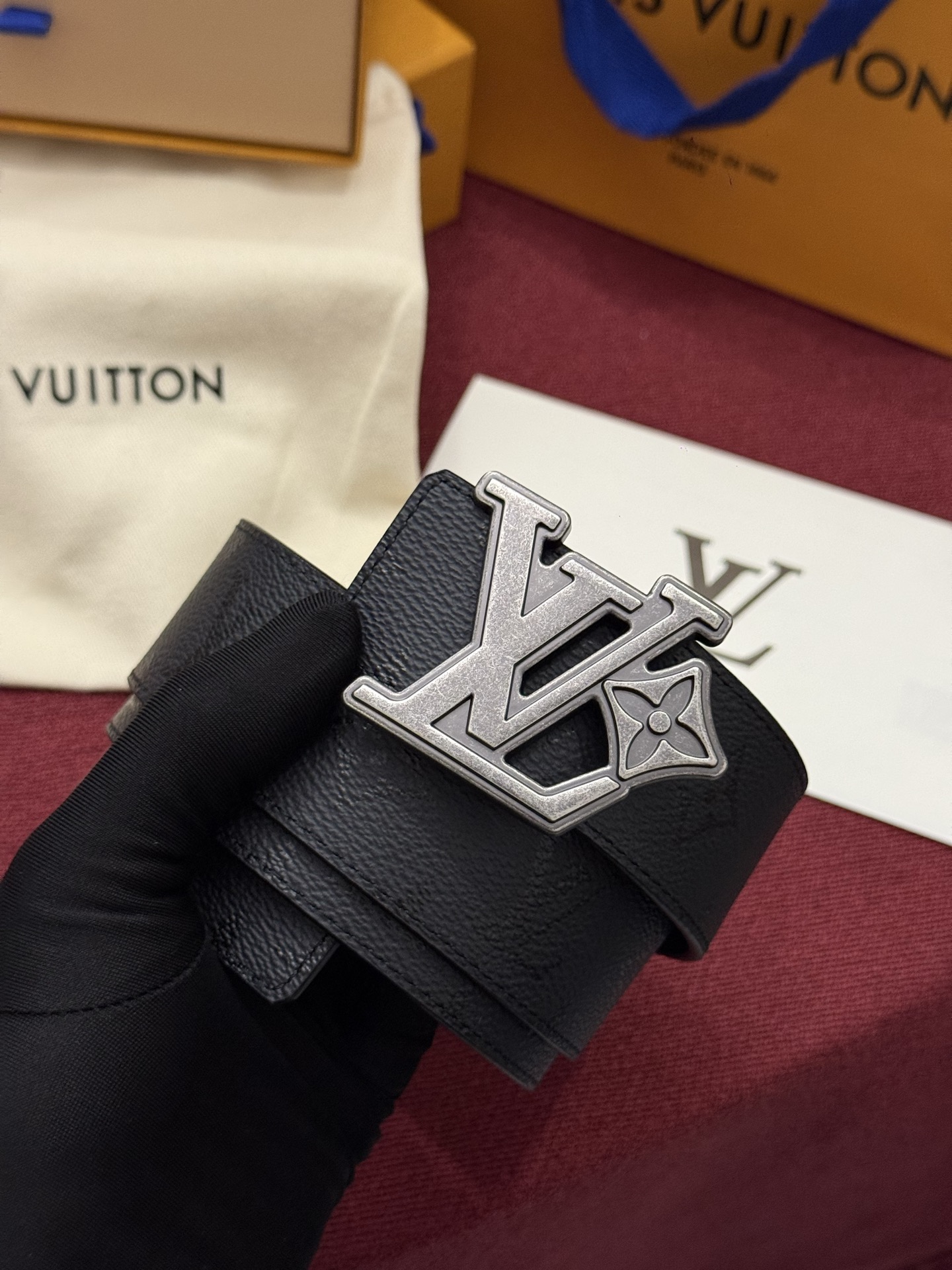 LV Initiales Monogram Reflective 40mm 可翻转腰带展现出一种动态细节，将经典风格提升