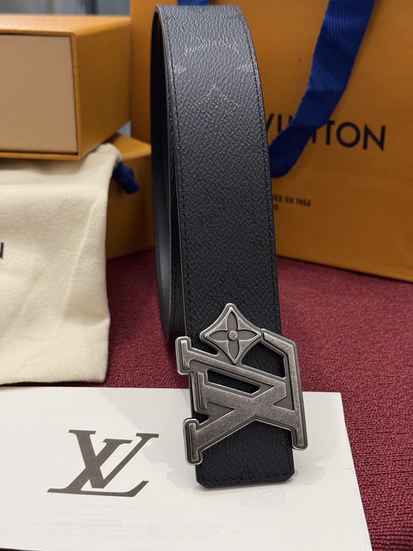 LV Initiales Monogram Reflective 40mm 可翻转腰带展现出一种动态细节，将经典风格提升