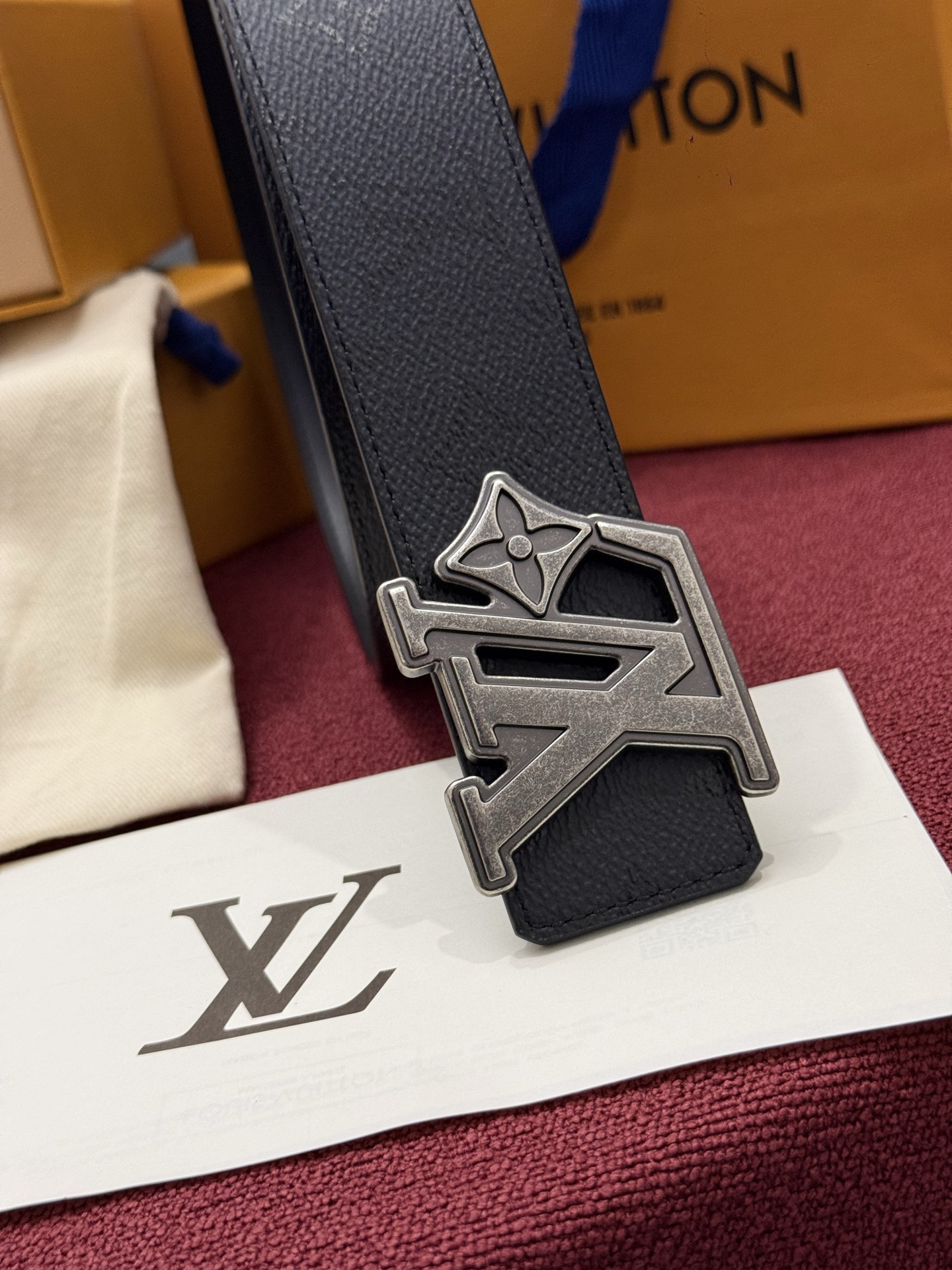 LV Initiales Monogram Reflective 40mm 可翻转腰带展现出一种动态细节，将经典风格提升
