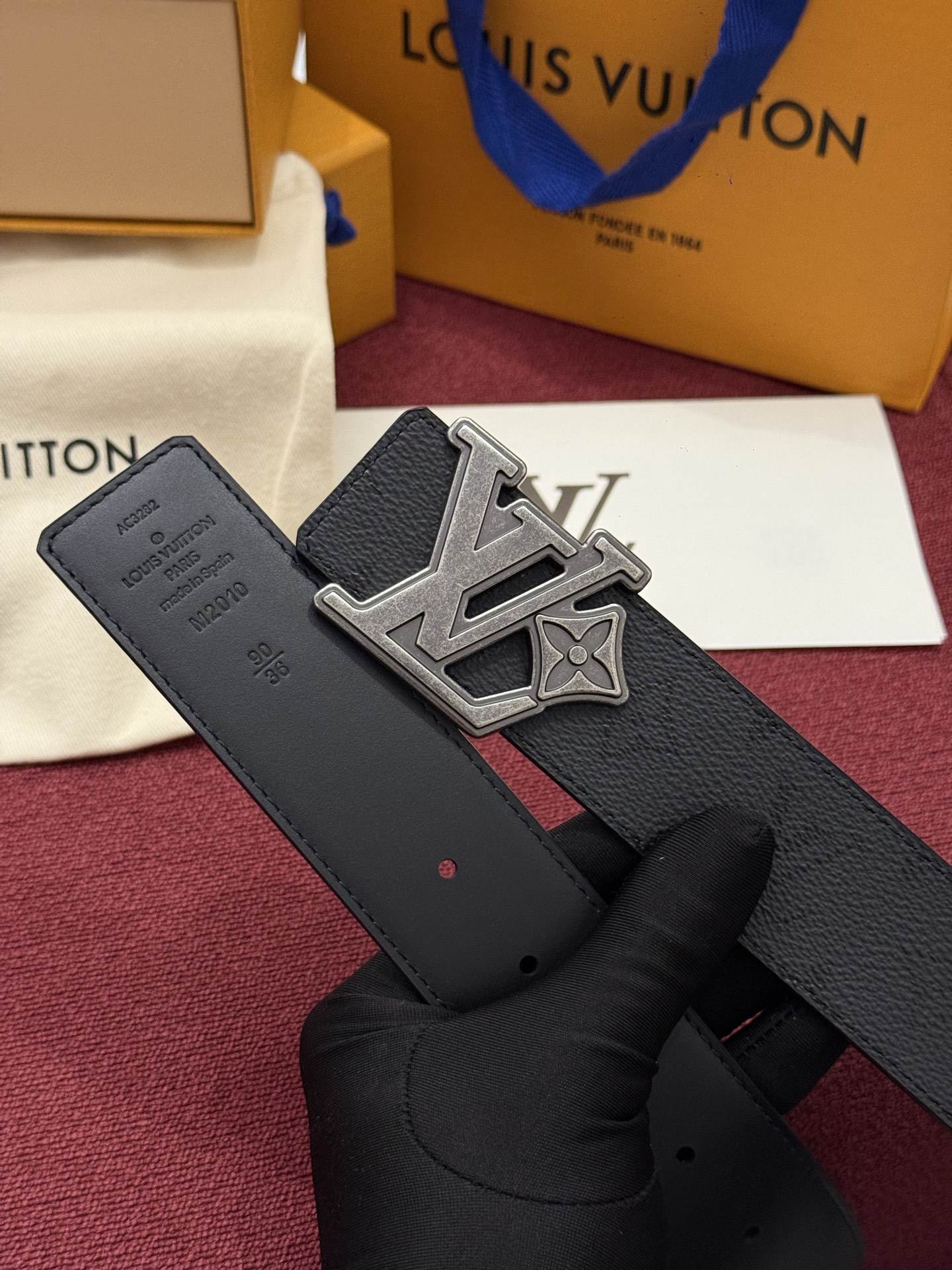 LV Initiales Monogram Reflective 40mm 可翻转腰带展现出一种动态细节，将经典风格提升