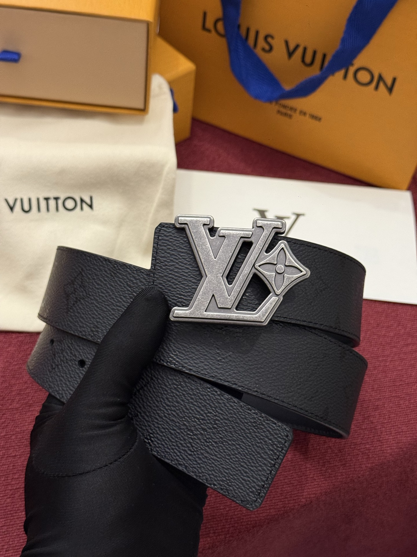 LV Initiales Monogram Reflective 40mm 可翻转腰带展现出一种动态细节，将经典风格提升